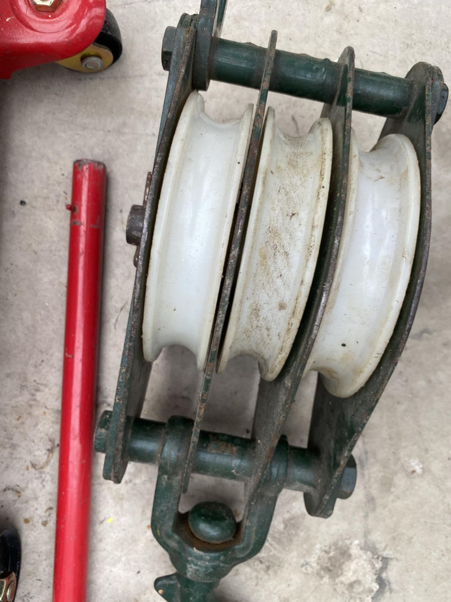 A WINCH PULLEY BRACKET WITH HOOK AND A TROLLEY JACK - Image 3 of 3