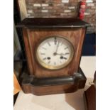 A WOODEN CASED MANTLE CLOCK WITH PENDULUM