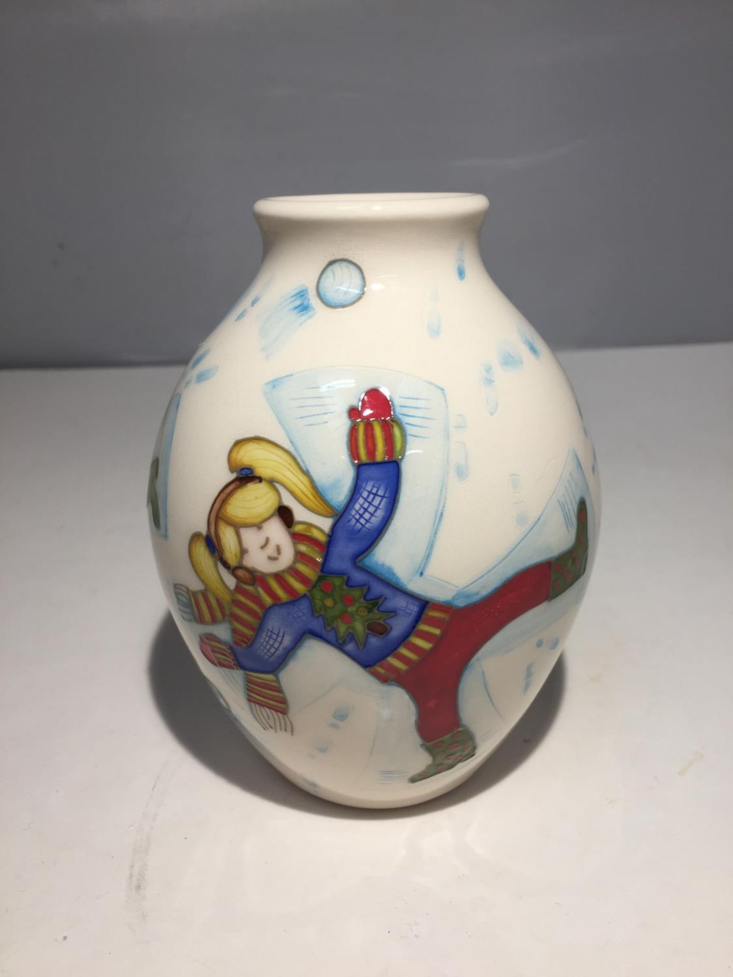 A MOORCROFT SNOW ANGELS VASE 5 INCHES TALL - Image 3 of 5