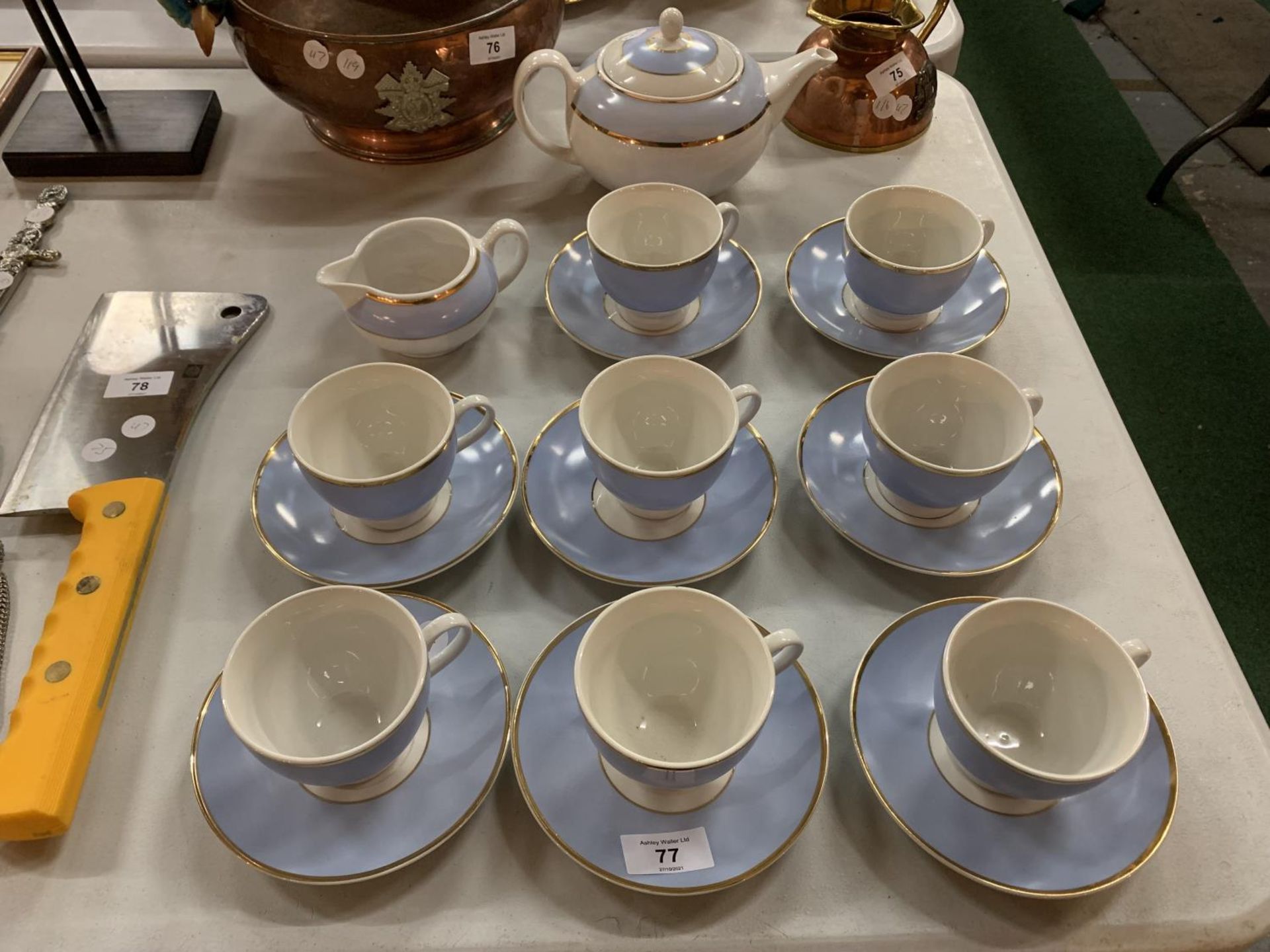A ROYAL DOULTON EIGHTEEN PIECE PART TEASET TO INCLUDE CUPS, SAUCERS, CREAM JUG AND A TEAPOT