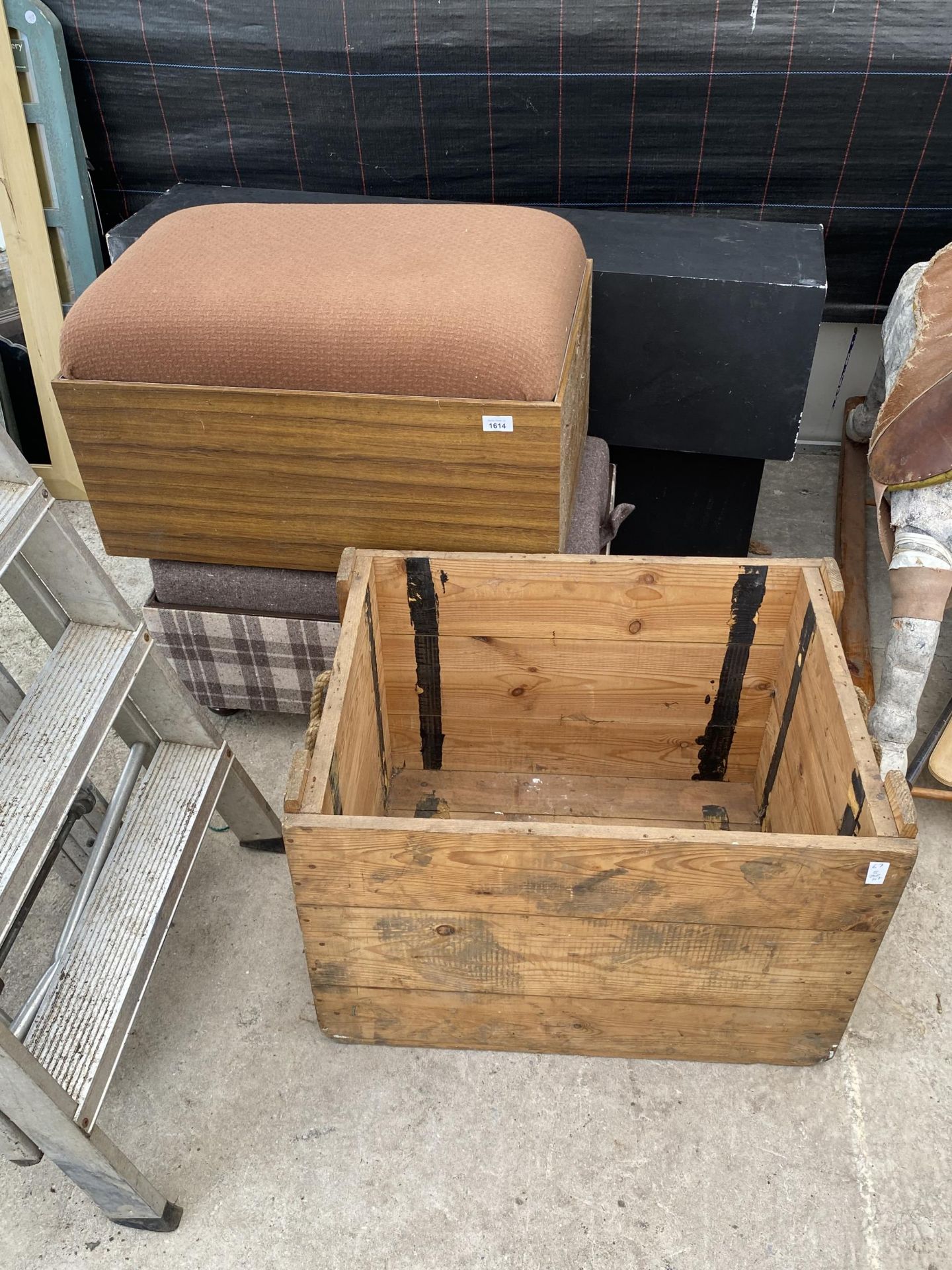 AN ASSORTMENT OF ITEMS TO INCLUDE A WOODEN CHEST WITH ROPE HANDLES AND TWO LIDDED FOOT STOOLS ETC