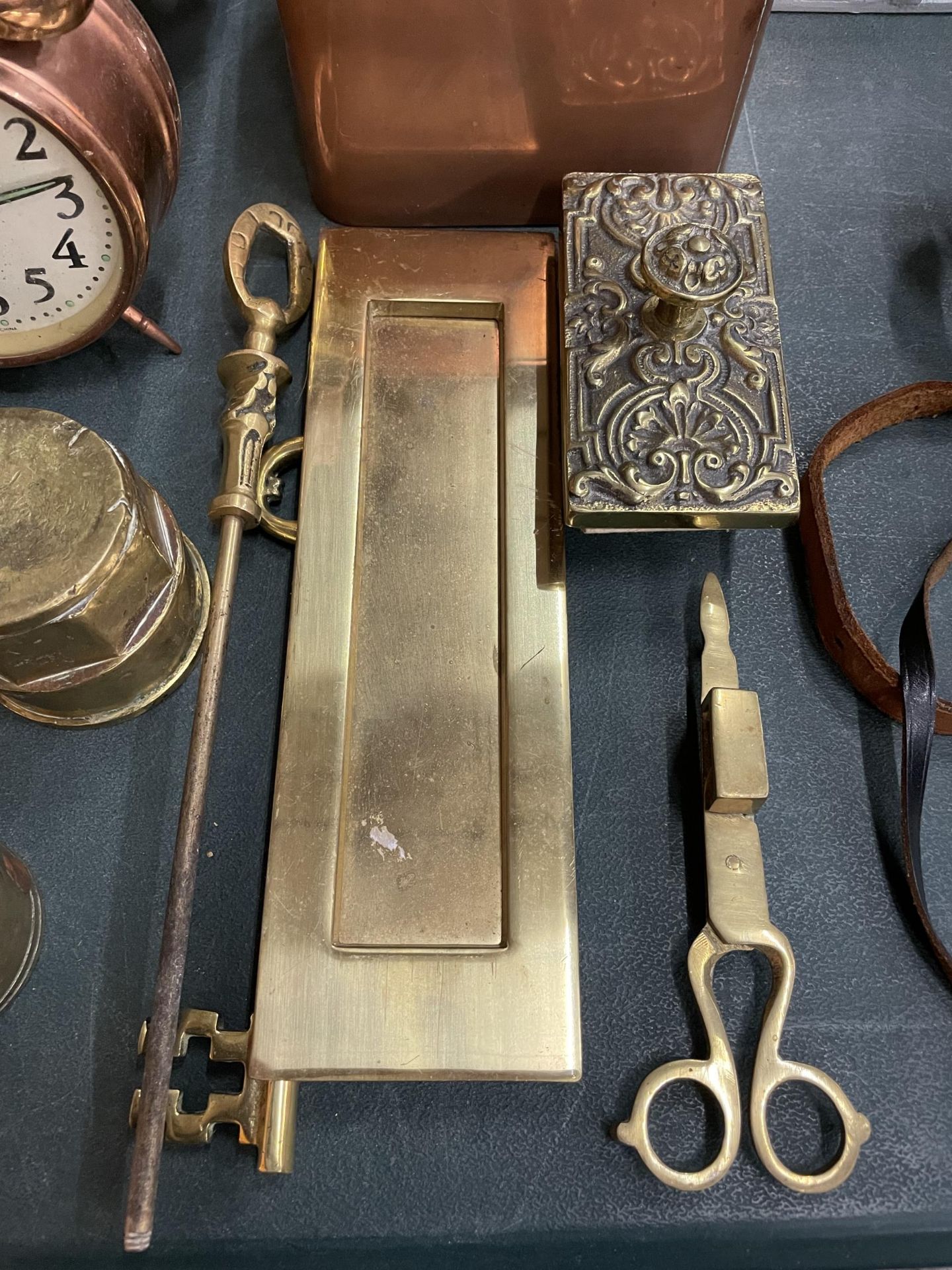 A VARIETY OF ITEMS TO INCLUDE A VINTAGE PARAFFIN HEATER, ALARM CLOCK, CANDLE SNUFFER, LETTER BOX - Image 3 of 5