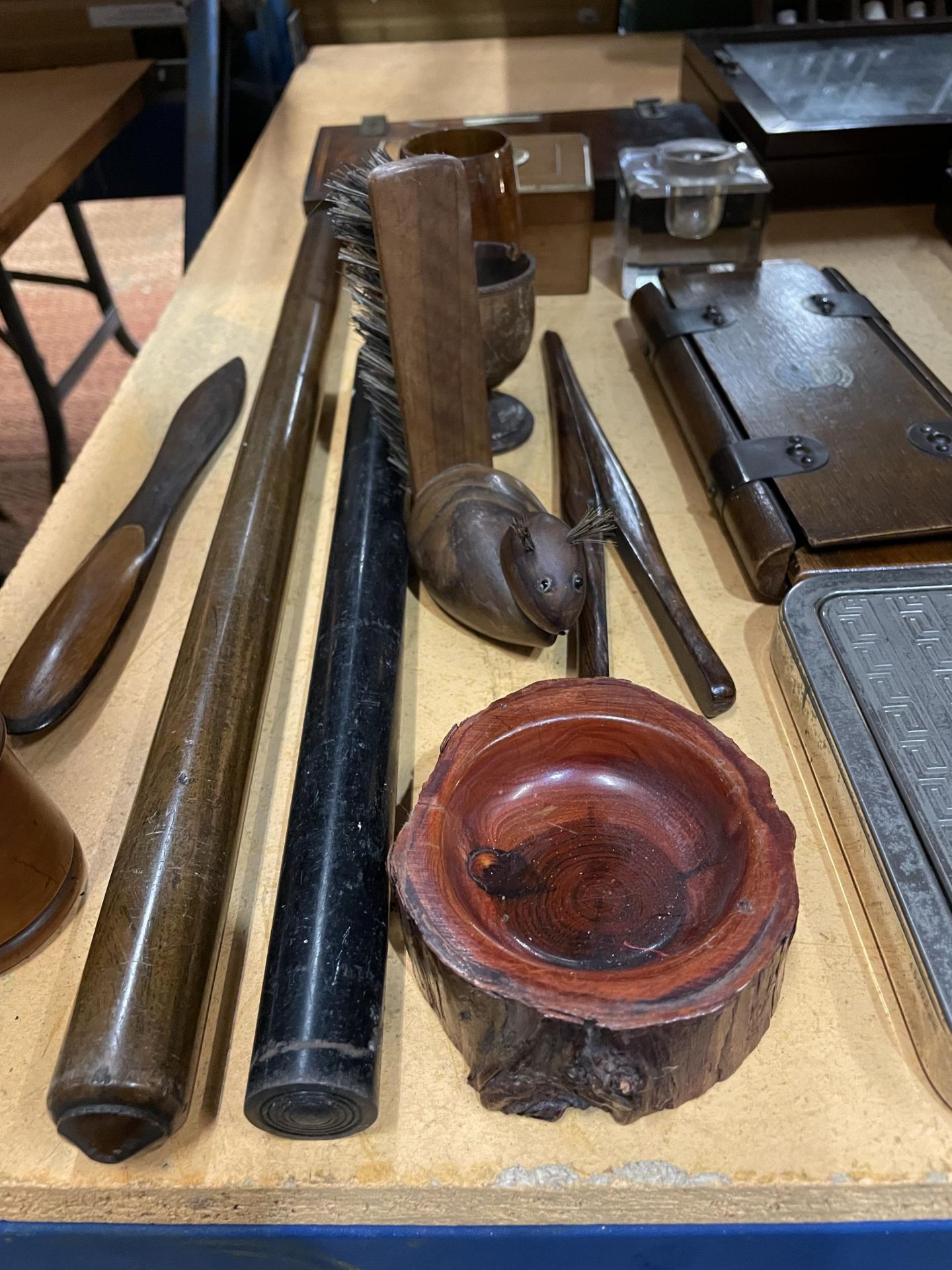 A LARGE COLLECTION OF TREEN ITEMS TO INCLUDE A TIE PRESS , A SQUIRREL SHAPED BRUSH, A BOX, GLOVE - Image 2 of 5