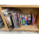 AN ASSORTMENT OF BOOKS TO INCLUDE HARRY POTTER, TOM AND JERRY AND THE BEANO ETC