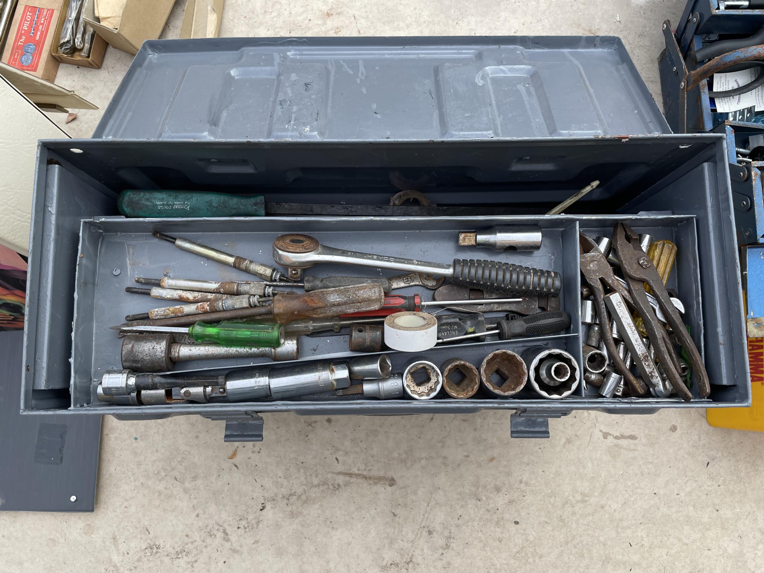 A METAL TOOLBOX AND TOOL CONTENTS WITH A LAND ROVER BADGE AND TROLLEY BASE - Image 2 of 3