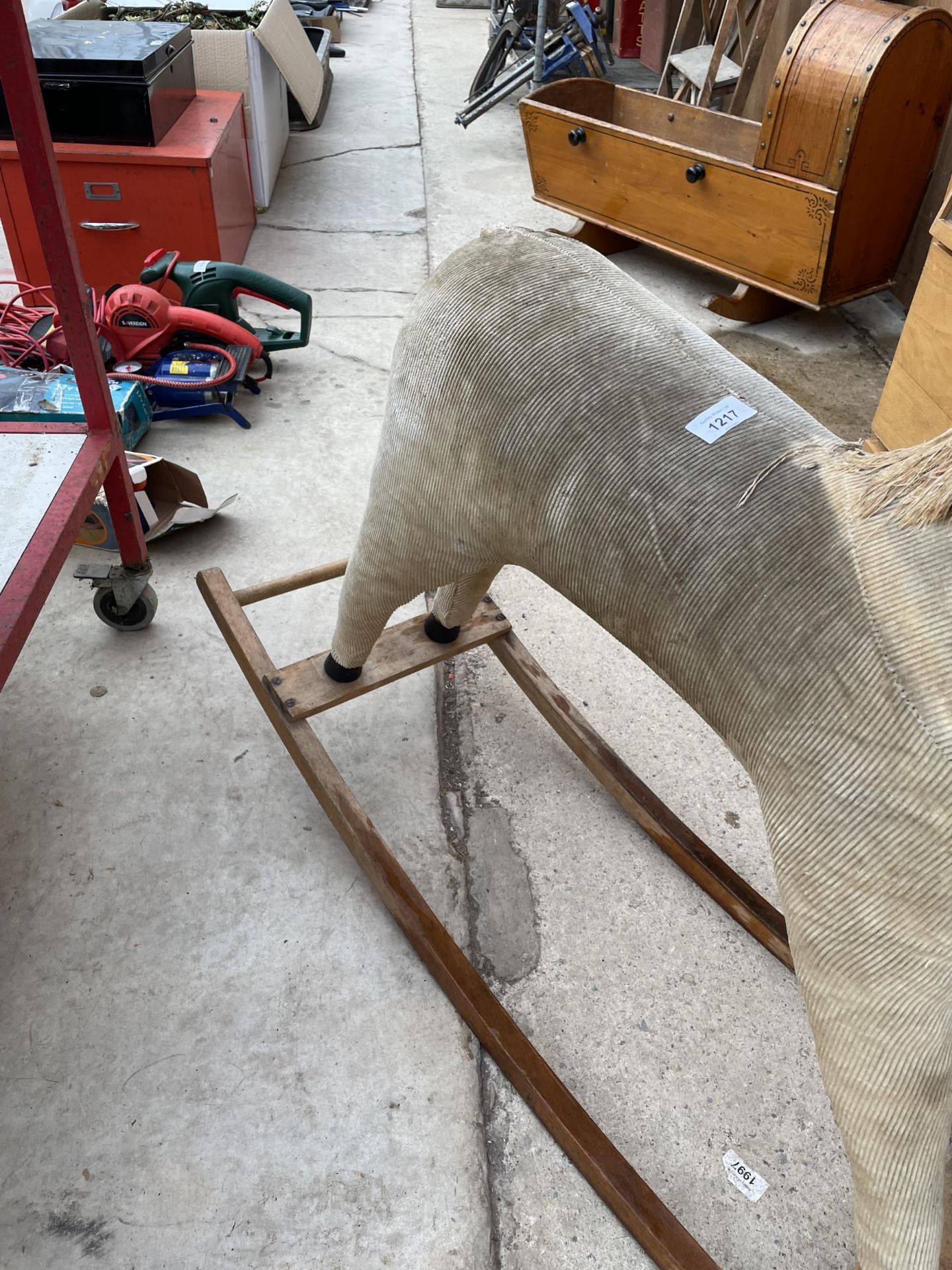 A VINTAGE CHILDRENS ROCKING HORSE - Image 4 of 4