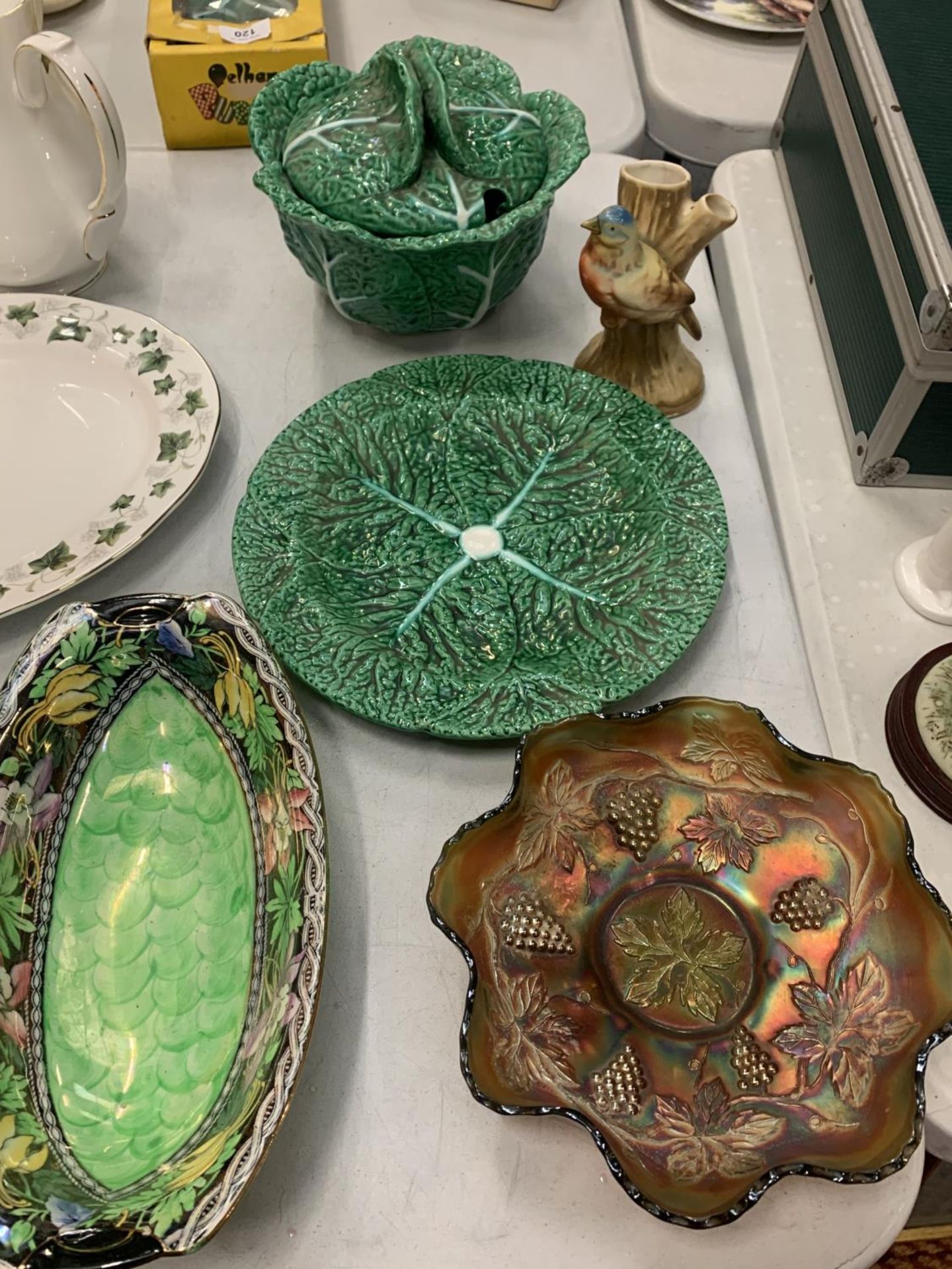 VARIOUS CERAMIC ITEMS TO INCLUDE A CABBAGE DESIGN LIDDED POT, PLATE, A MALING DISH AND A CARNIVAL