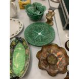 VARIOUS CERAMIC ITEMS TO INCLUDE A CABBAGE DESIGN LIDDED POT, PLATE, A MALING DISH AND A CARNIVAL