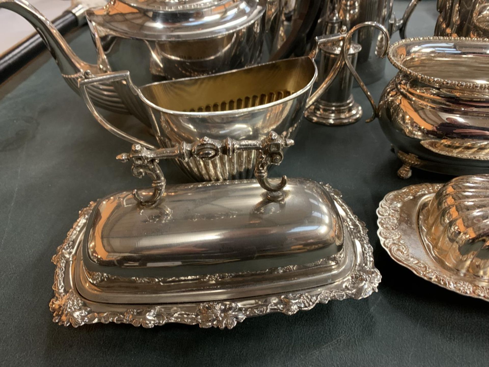 A LARGE QUANTITY OF SILVER PLATE TO INCLUDE TEA/COFFEE POTS, CANDLEABRAS, LIDDED DISHES ETC - Image 2 of 8