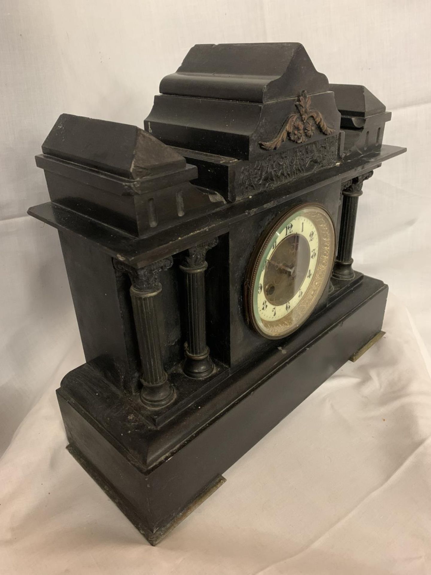 A LARGE SLATE MANTLE CLOCK WITH METAL COLUMNS - Image 2 of 4