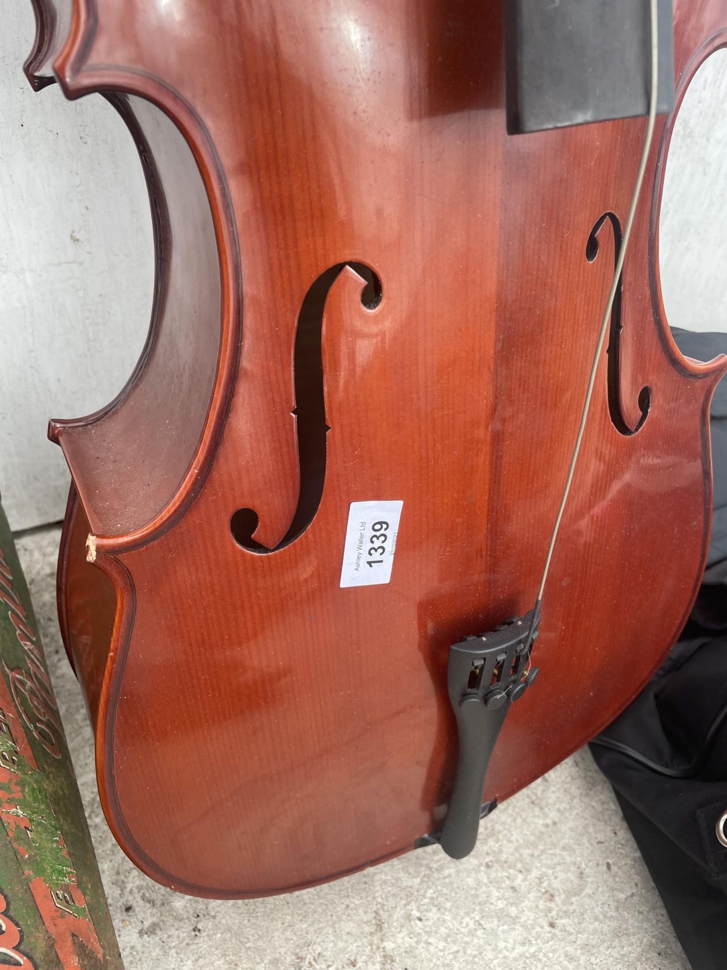 A LARGE ASSORTMENT OF MUSIC BOOKS AND A CELLO - Image 4 of 7