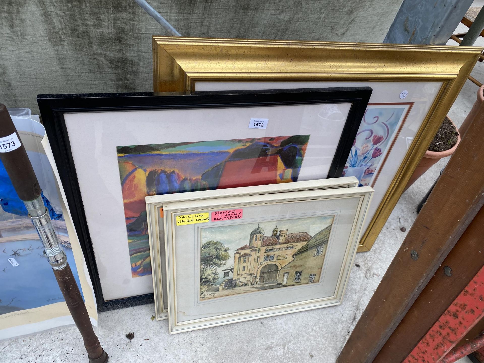 AN ASSORTMENT OF FRAMED PRINTS AND PICTURES TO INCLUDE TWO SIGNED G.CALEY