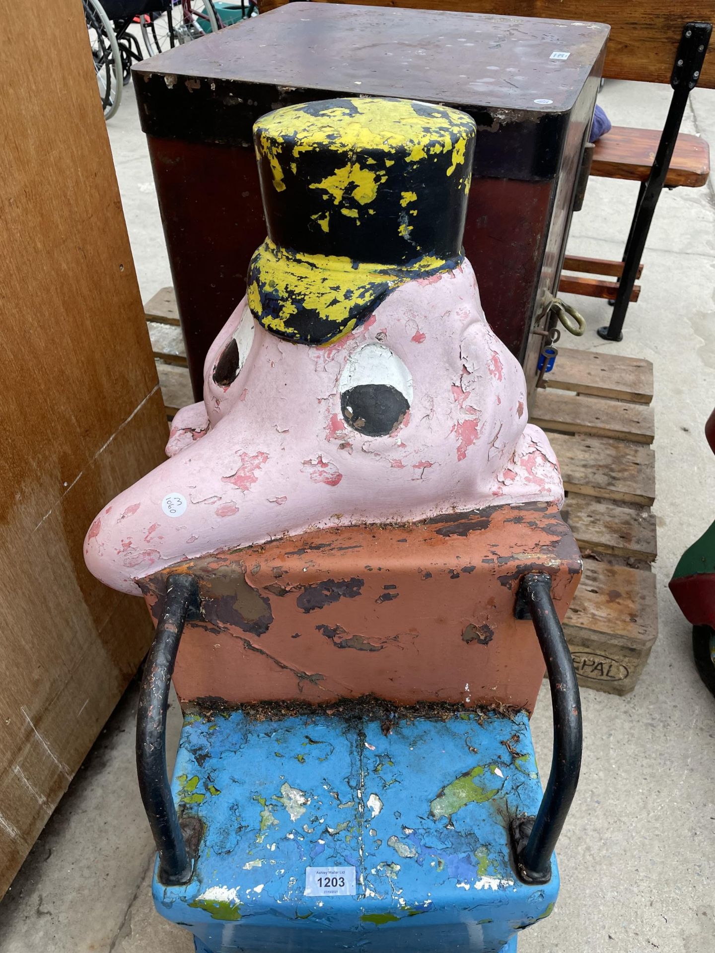 A VINTAGE CHILDRENS ELEPHANT FAIRGROUND RIDE - Image 3 of 5