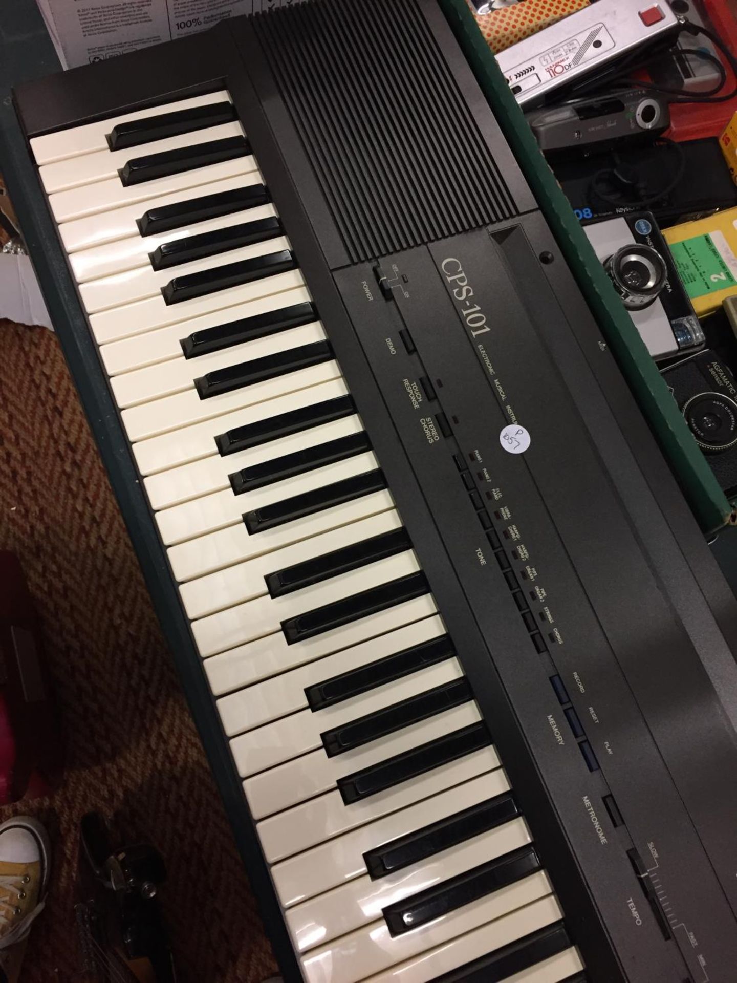 A RED VOLCANO ELECTRIC GUITAR, A BLACK ENCORE ELECTRIC GUITAR AND A CASIO KEYBOARD - Image 3 of 5