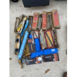 A LARGE ASSORTMENT OF VARIOUS SIZED BRACE DRILL BITS TO INCLUDE DON AUGER ETC