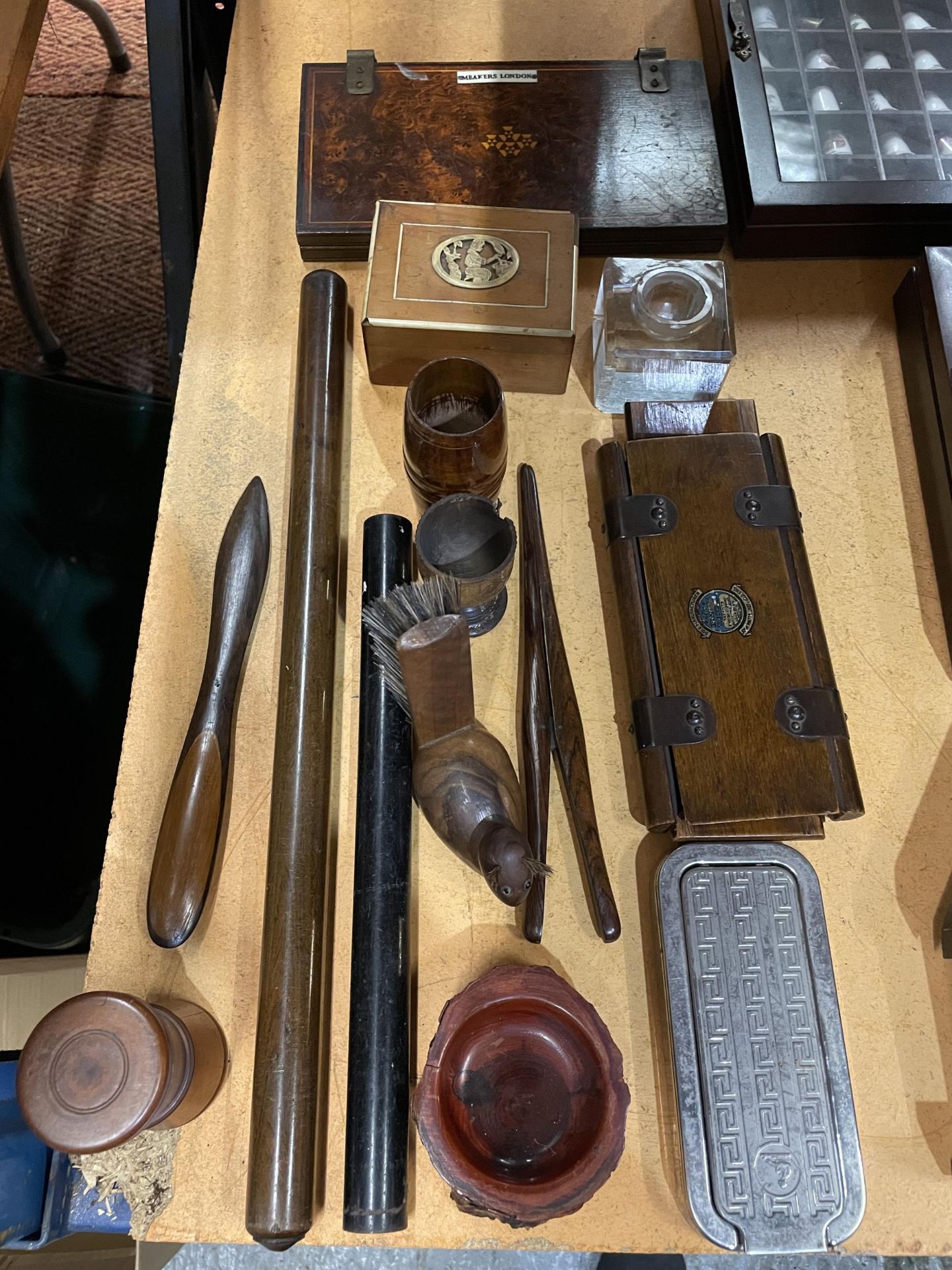 A LARGE COLLECTION OF TREEN ITEMS TO INCLUDE A TIE PRESS , A SQUIRREL SHAPED BRUSH, A BOX, GLOVE