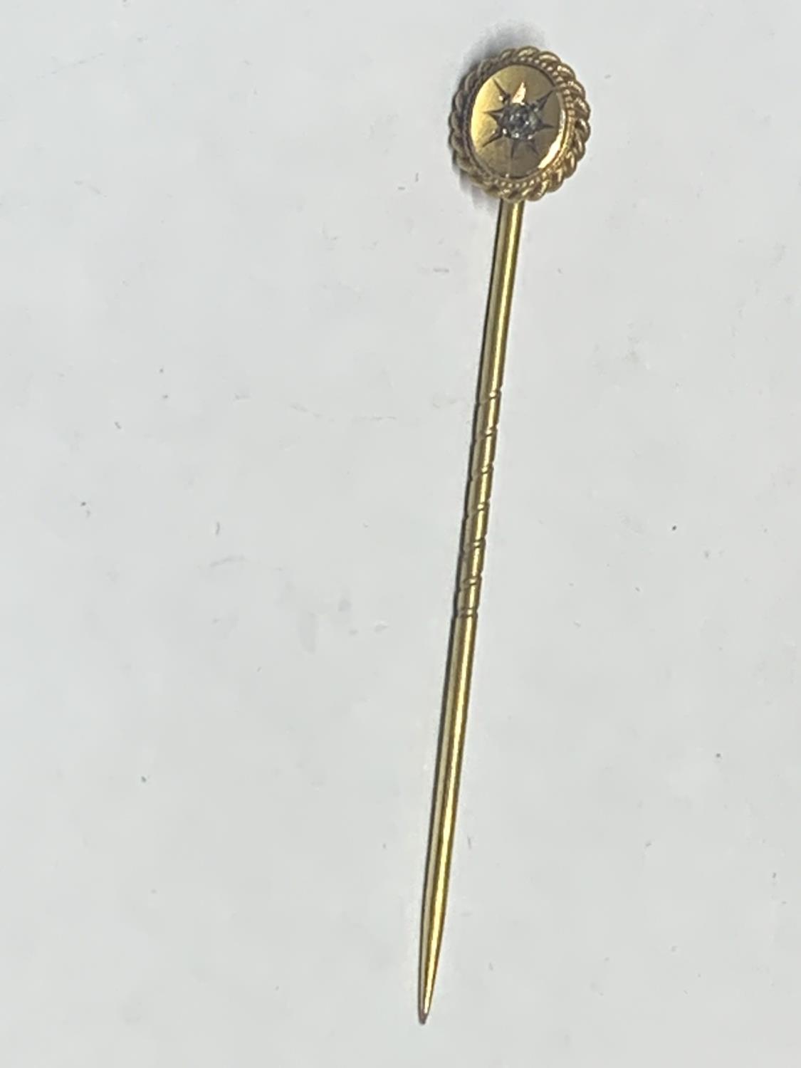 A 15 CARAT GOLD PIN BROOCH WITH A SOLITAIRE IN A PRESENTATION BOX - Image 2 of 3