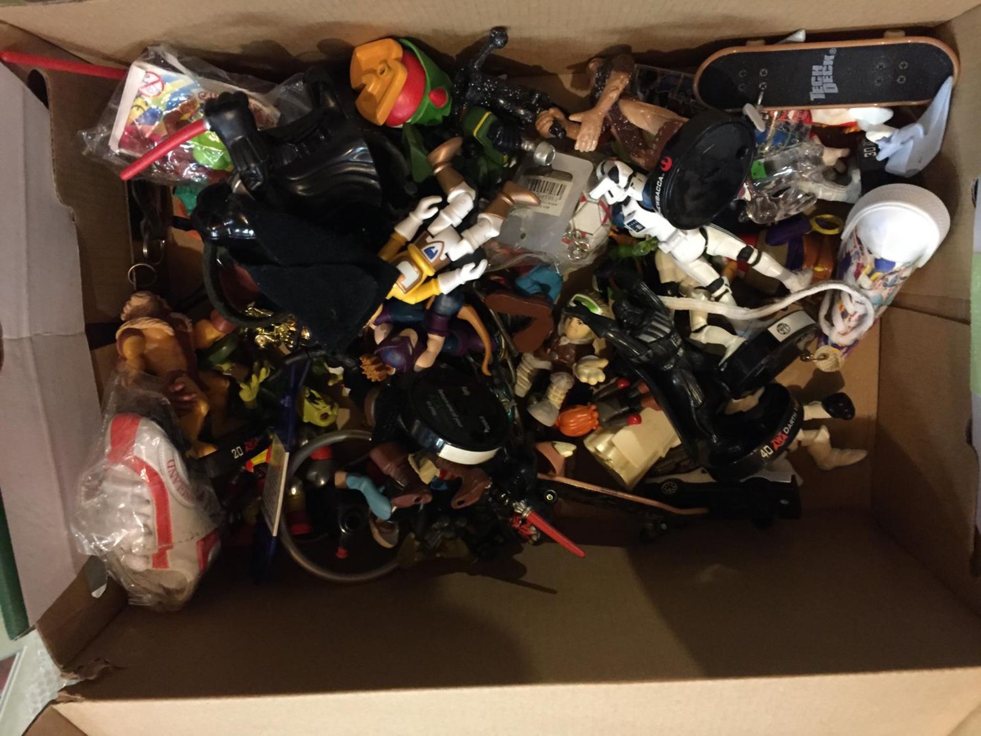 VARIOUS TOY FIGURES TO INCLUDE DARTH VADER, STAR WARS FIGURES, SCOOBY DOO, ETC - Image 2 of 2