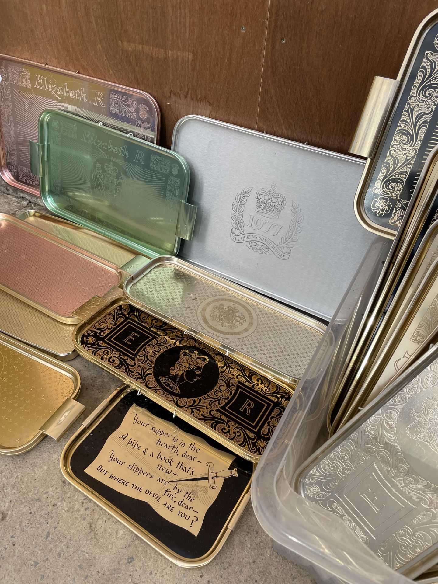 AN ASSORTMENT OF VARIOUS SERVING TRAYS - Image 3 of 4
