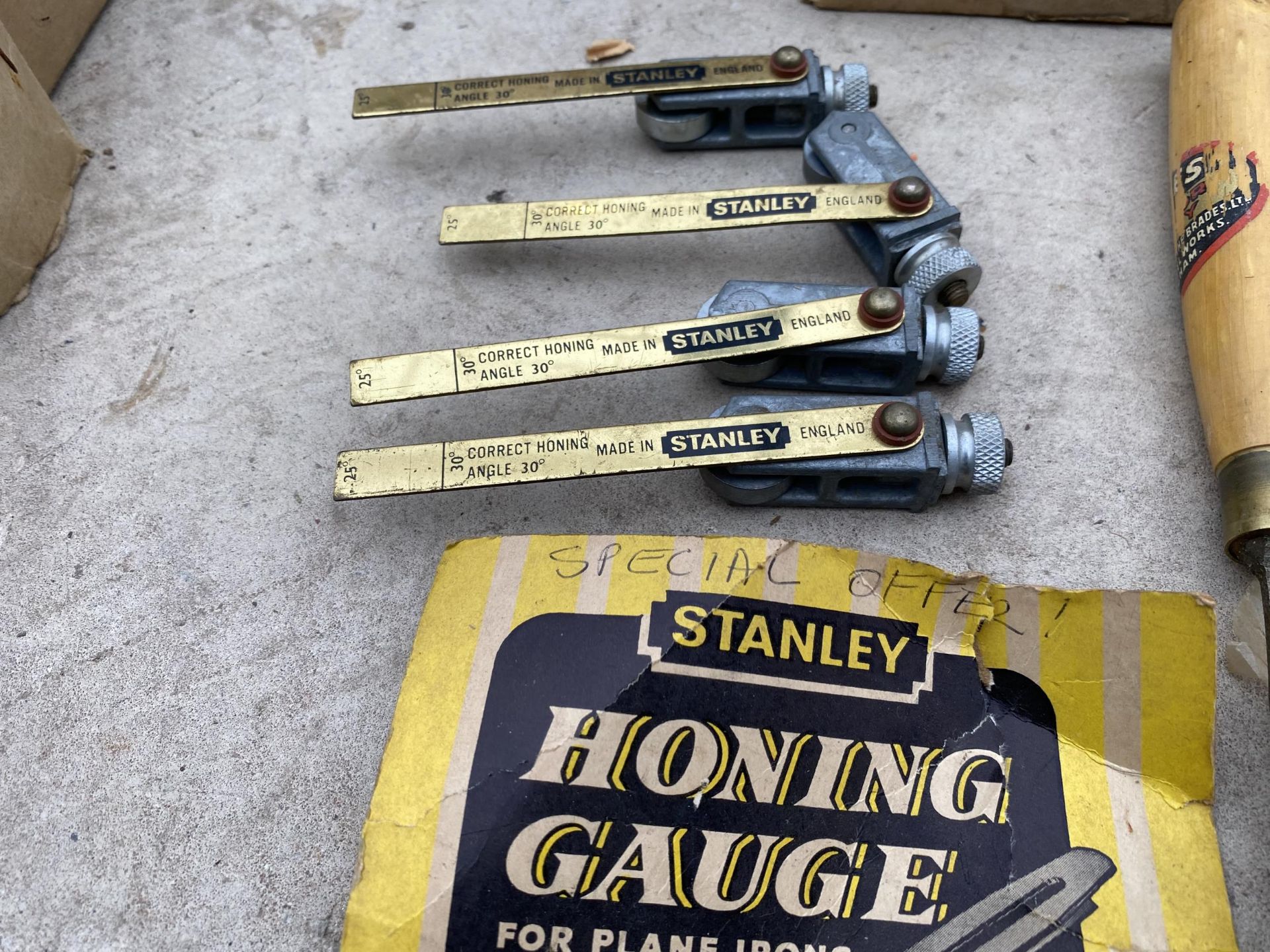 AN ASSORTMENT OF EIGHT WOOD CHISELS TO INCLUDE MARPLES AND BRADES TO ALSO INCLUDE FOUR STANLEY - Image 3 of 3