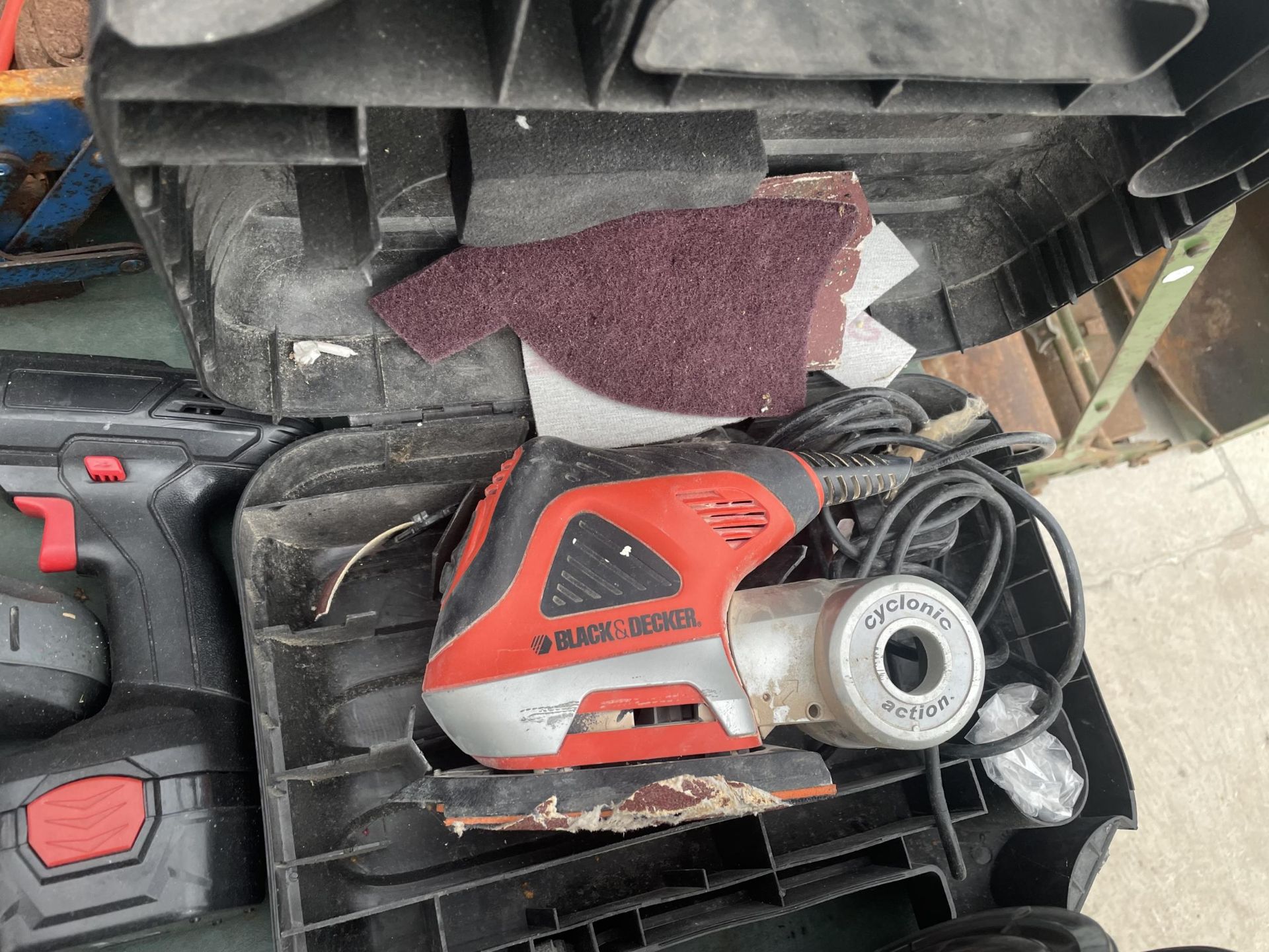AN ASSORTMENT OF TOOLS TO INCLUDE A BLACK AND DECKER SANDER, TWO BATTERY DRILLS AND FURTHER HAND - Image 3 of 4