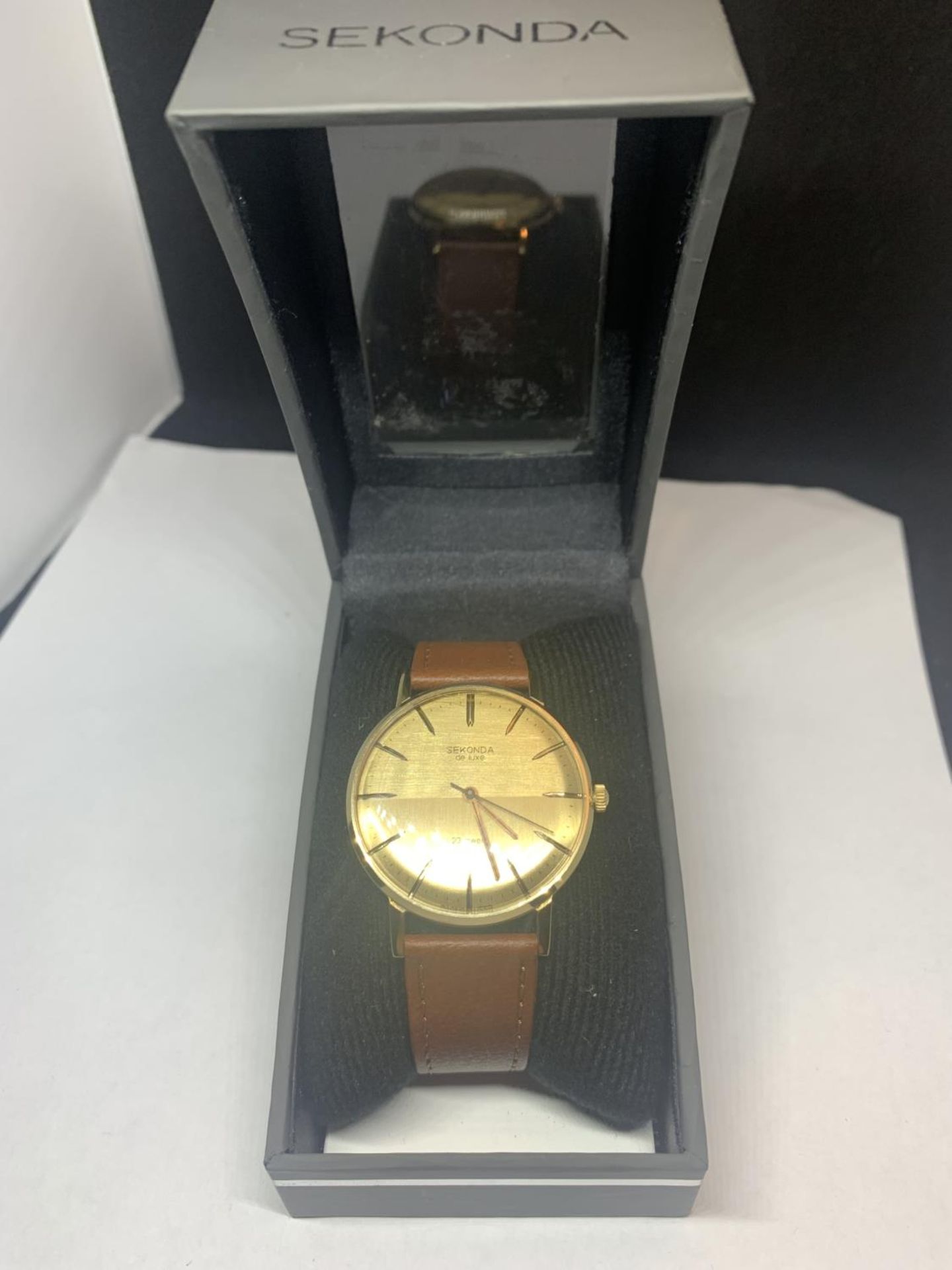 A SEKONDA VINTAGE WRIST WATCH IN A PRESENTATION BOX SEEN WORKING BUT NO WARRANTY - Image 3 of 3