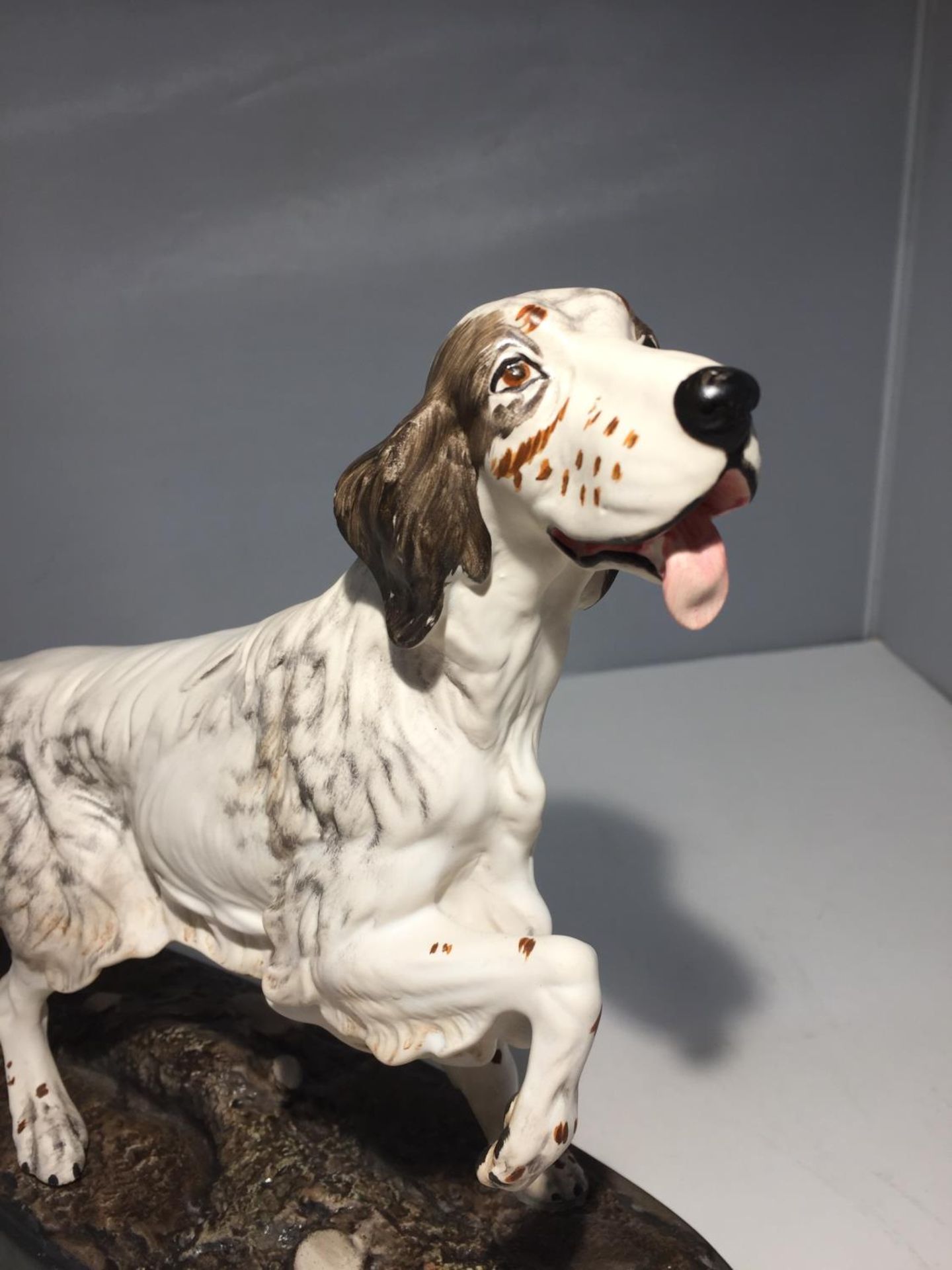 A BESWICK ENGLISH SETTER ON A CERAMIC PLINTH - Image 2 of 4