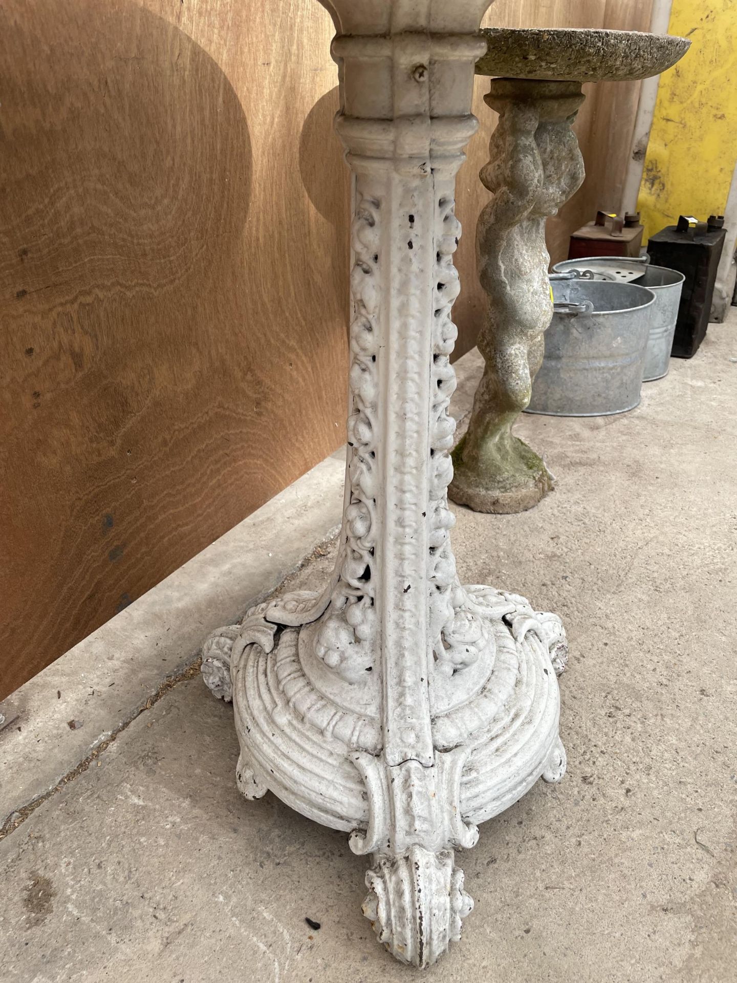A 19TH CENTUARY COALBROOKDALE CAST IRON TABLE BASE WITH WOODEN TOP ON SCROLL FEET AND THE COLUMN - Image 5 of 5