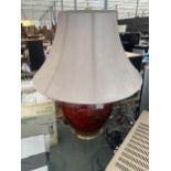 A LARGE DECORATIVE CERAMIC TABLE LAMP WITH SHADE