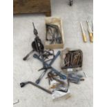 AN ASSORTMENT OF TOOLS TO INCLUDE A YANKEE 1555 BRACE DRILL, ALAN KEYS AND HACKSAWS ETC