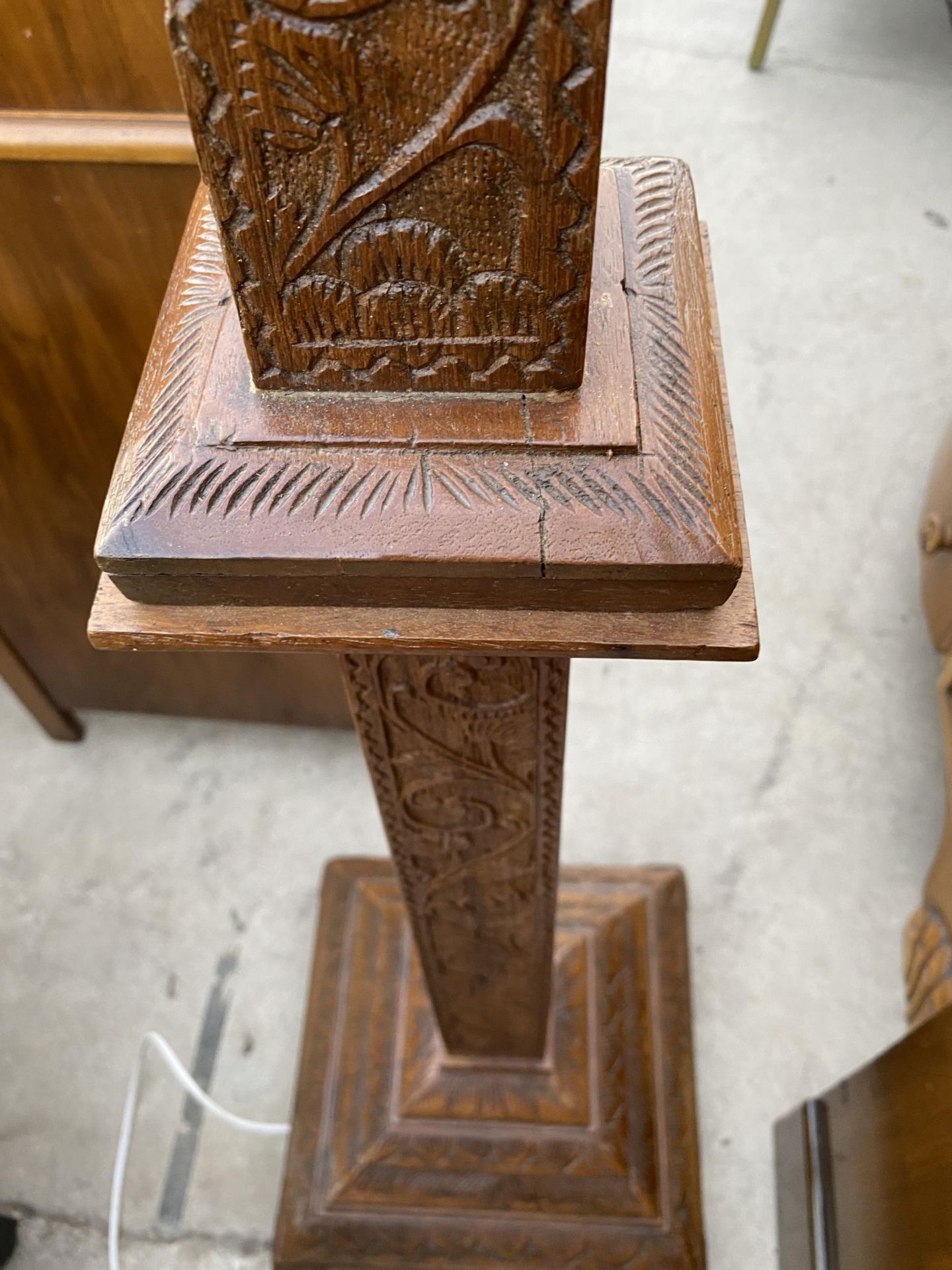 A HEAVILY CARVED TAPERING TEAK STANDARD LAMP WITH TIERED BASE - Image 3 of 4