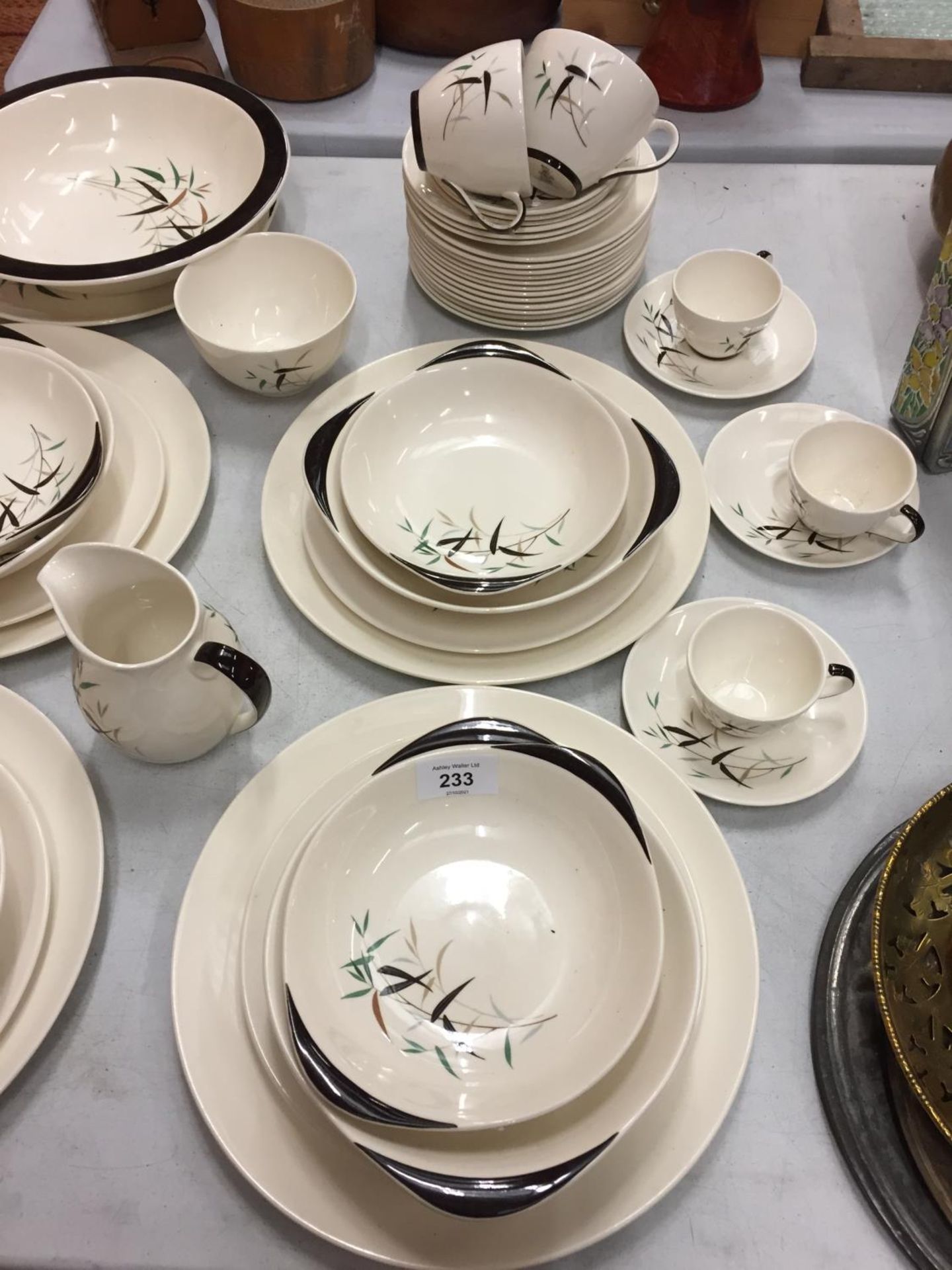 A COLLECTION OF ROYAL DOULTON BAMBOO PATTERN TABLE WARE TO INCLUDE DINNER PLATES, SIDE PLATES, CUPS, - Image 2 of 4