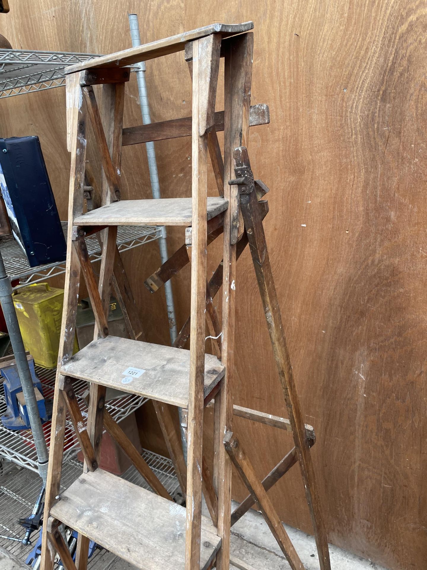 A VINTAGE FIVE RUNG WOODEN STEP LADDER - Image 3 of 4