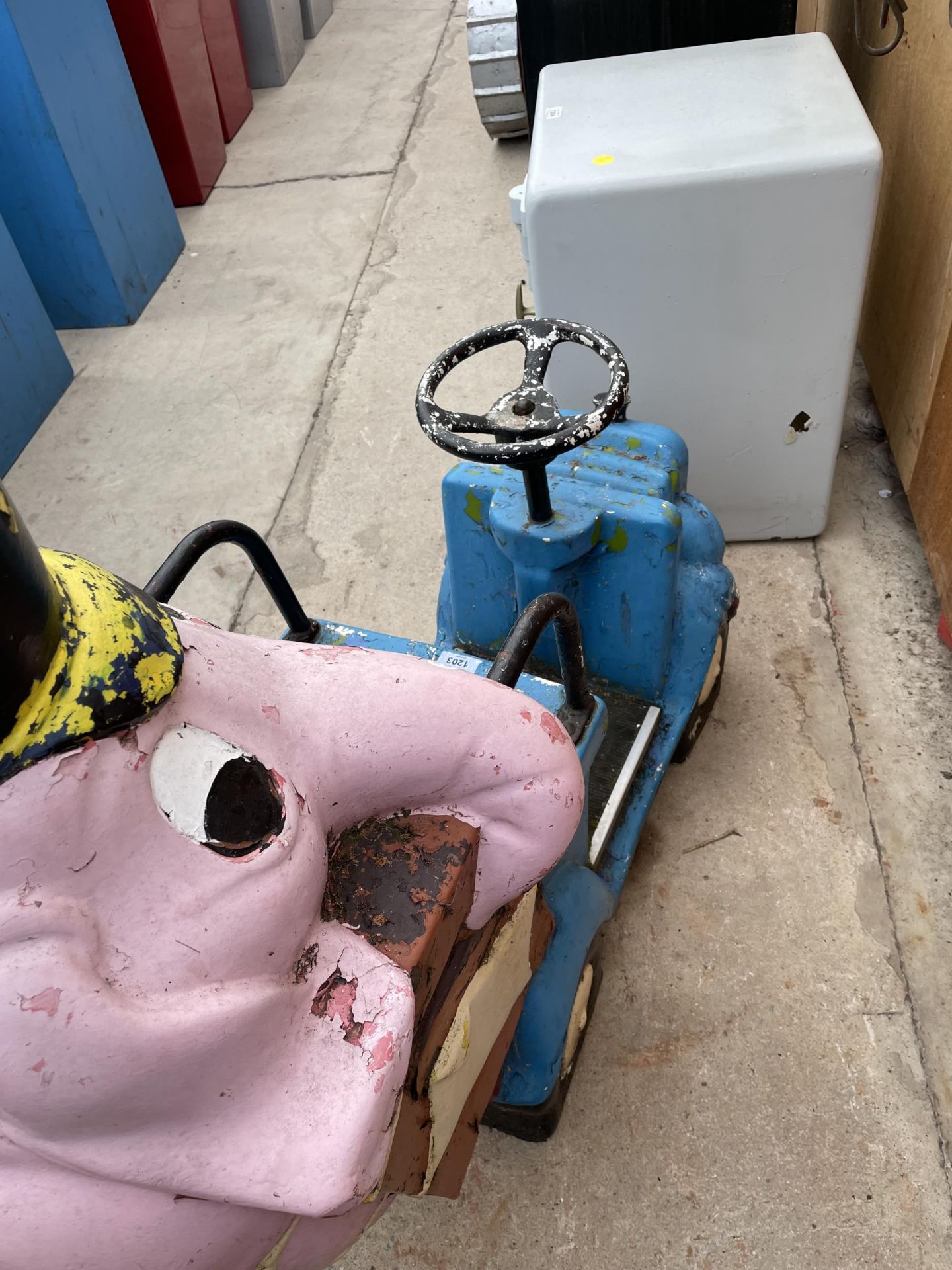 A VINTAGE CHILDRENS ELEPHANT FAIRGROUND RIDE - Image 5 of 5