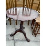 A REPRODUCTION CHIPPENDALE STYLE TRIPOD TABLE ON BALL AND CLAW FEEET 26" DIAMETER