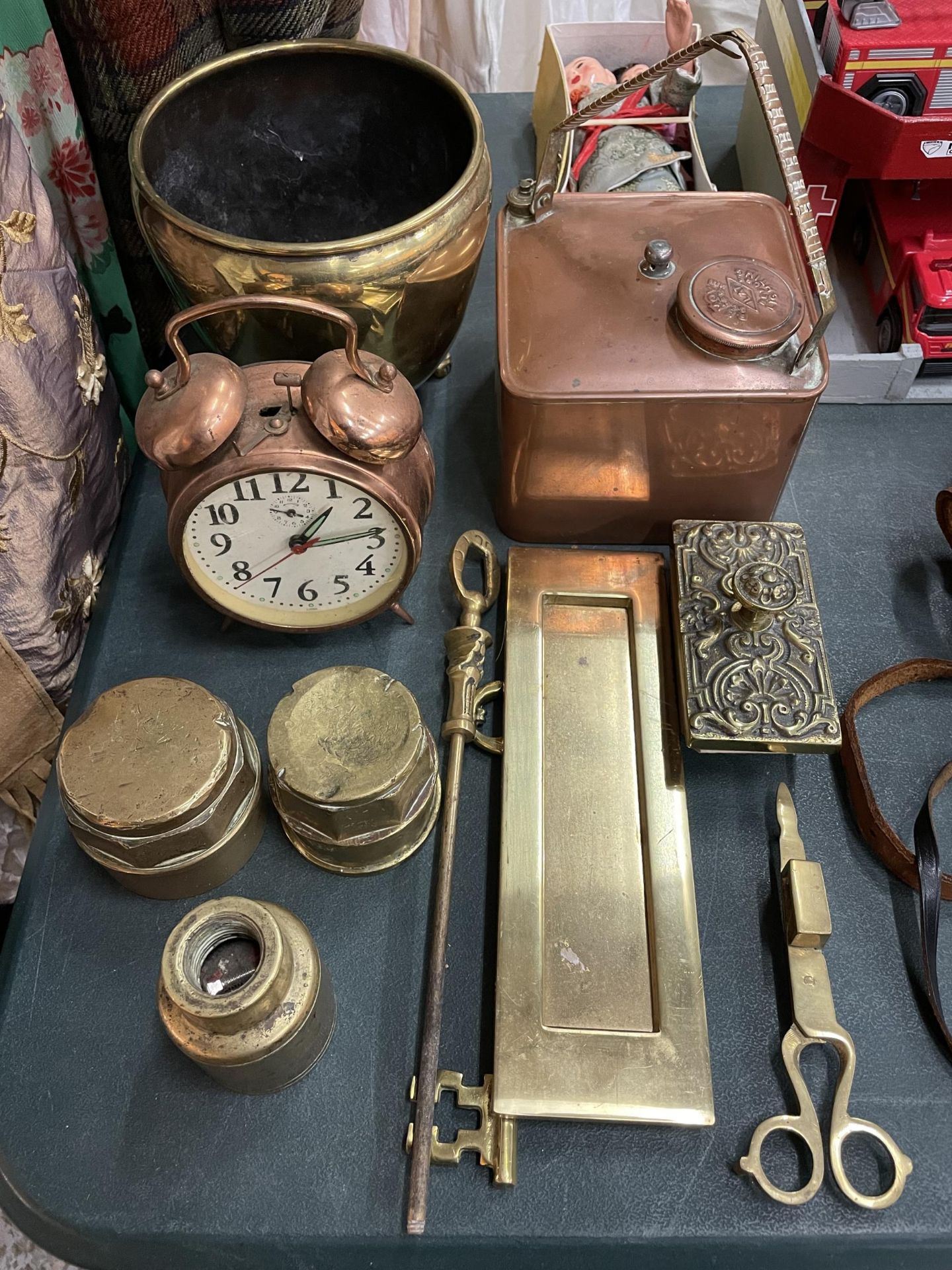 A VARIETY OF ITEMS TO INCLUDE A VINTAGE PARAFFIN HEATER, ALARM CLOCK, CANDLE SNUFFER, LETTER BOX