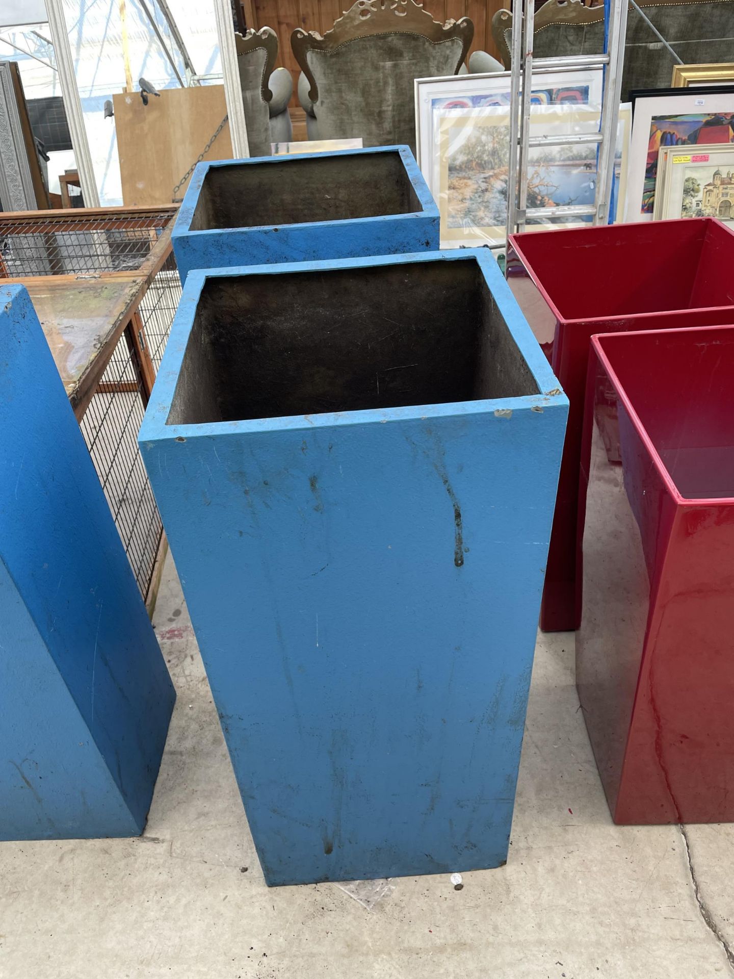 A PAIR OF BLUE FIBRE GLASS PLANTERS (H:90CM)