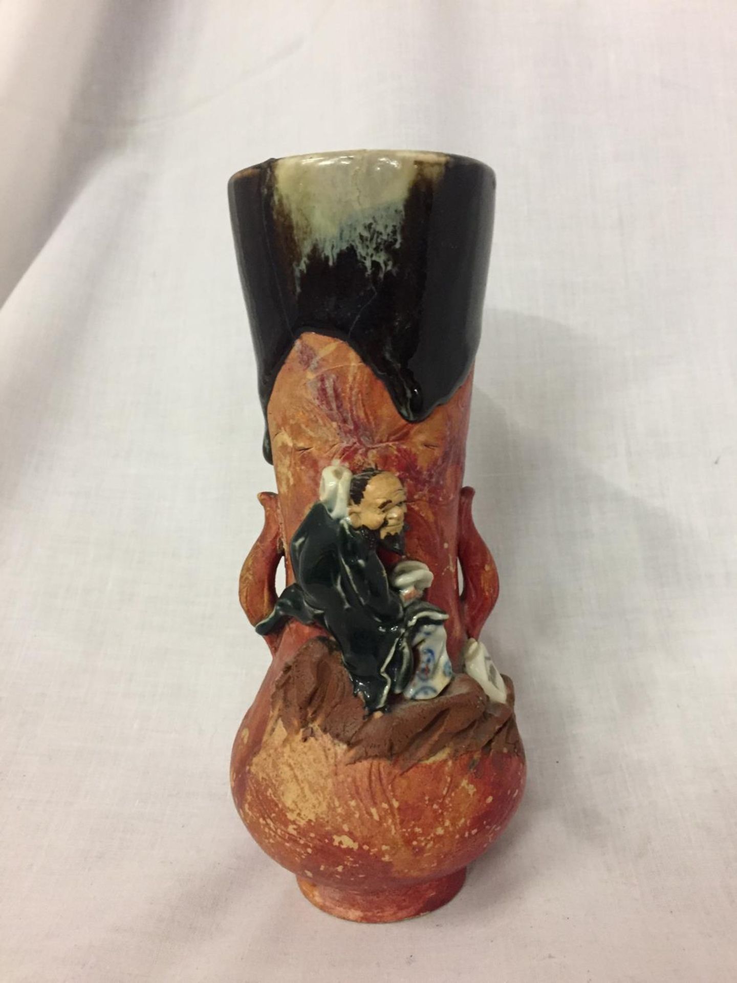 AN ORIENTAL VASE WITH A 3D IMAGE OF AN ORIENTAL MAN HEIGHT 20CM