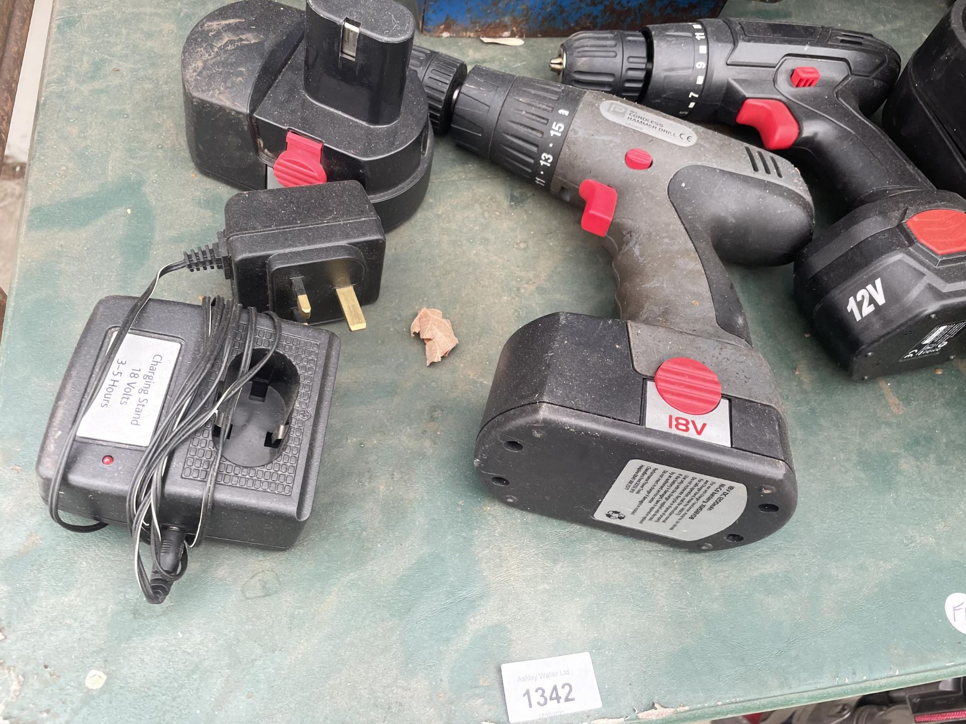 AN ASSORTMENT OF TOOLS TO INCLUDE A BLACK AND DECKER SANDER, TWO BATTERY DRILLS AND FURTHER HAND - Image 2 of 4