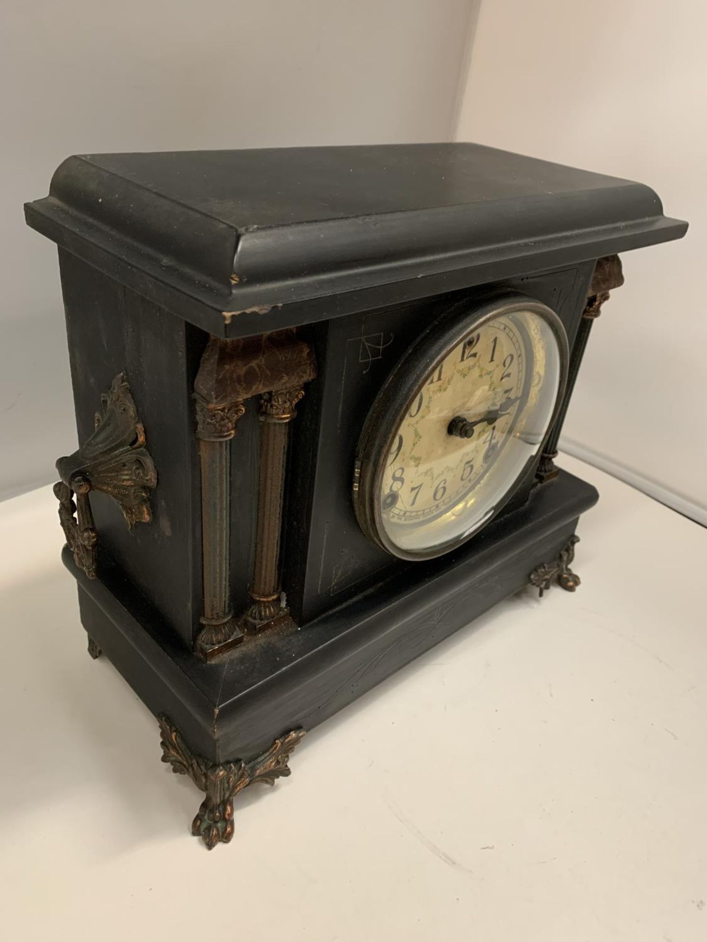 A DECORATIVE AMERICAN WOODEN MANTLE CLOCK WITH COLUMNS - Image 2 of 4