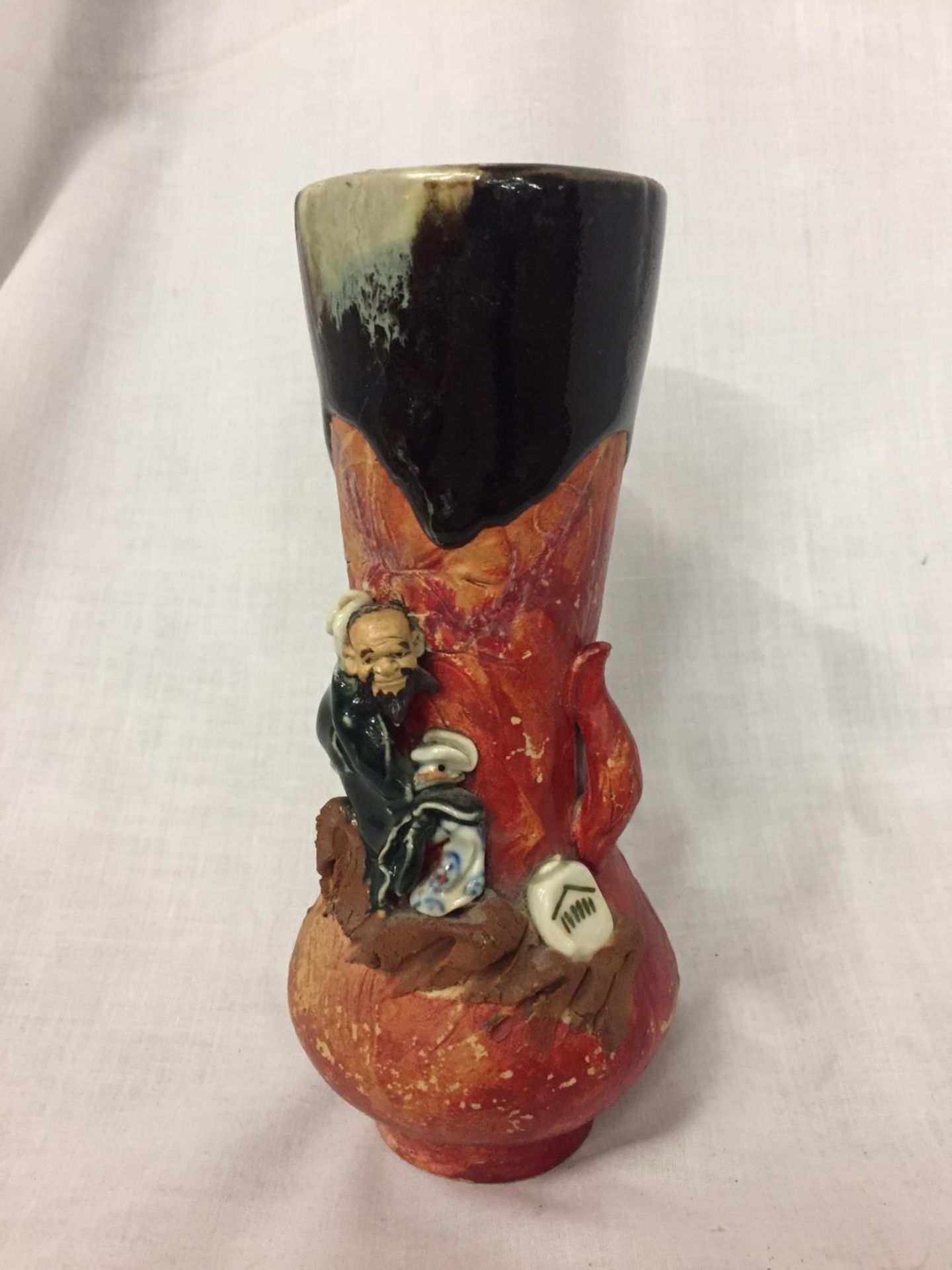 AN ORIENTAL VASE WITH A 3D IMAGE OF AN ORIENTAL MAN HEIGHT 20CM - Image 2 of 4