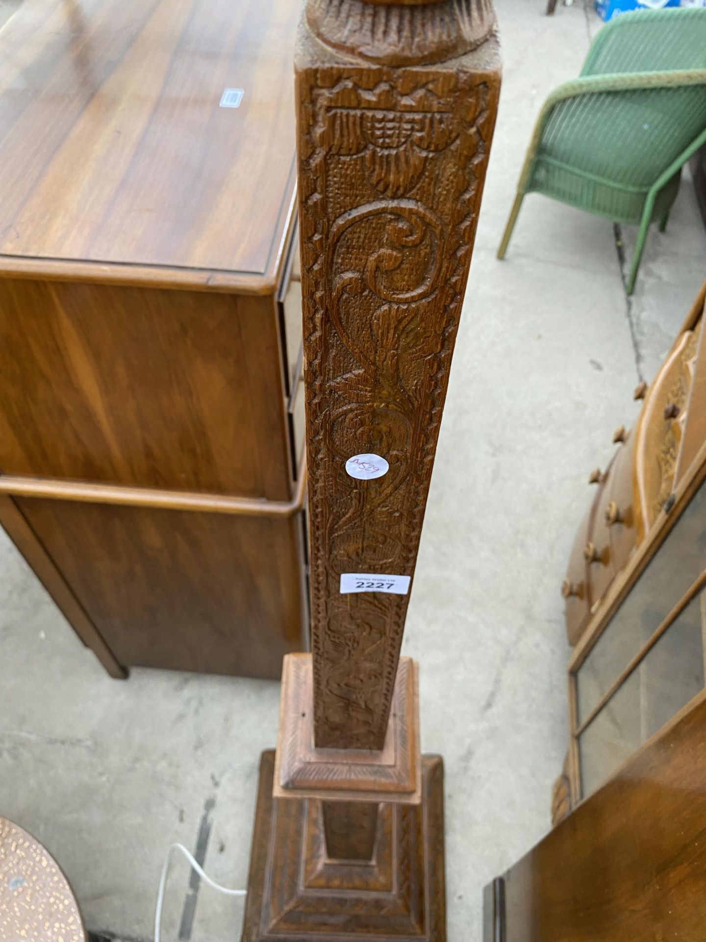 A HEAVILY CARVED TAPERING TEAK STANDARD LAMP WITH TIERED BASE - Image 4 of 4