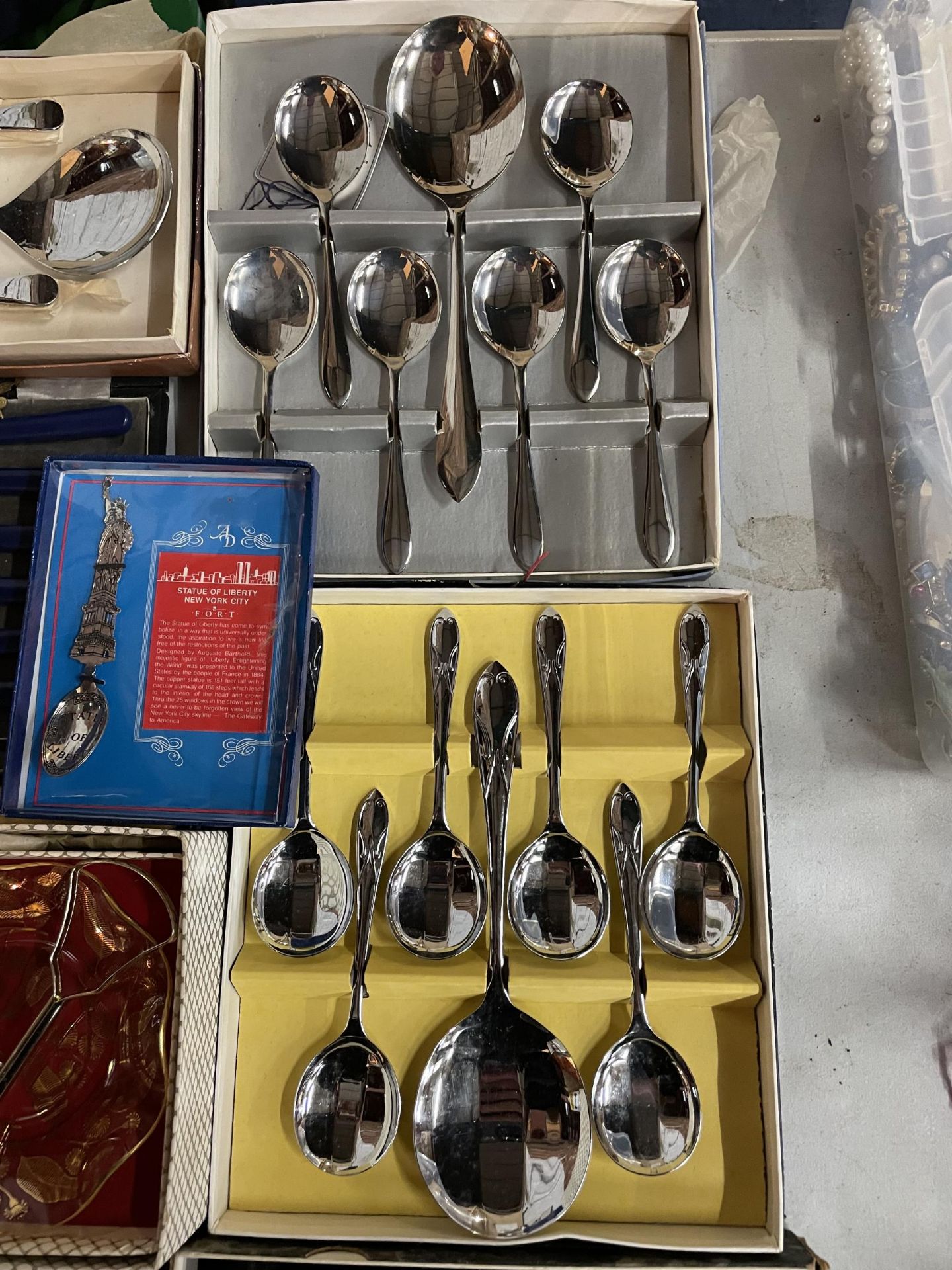 SIX BOXES OF FLATWARE TO INCLUDE KNIVES, FORKS, SPOONS ETC, PLUS A BOXED EGGCUP, NAPKIN RING SET - Image 3 of 4