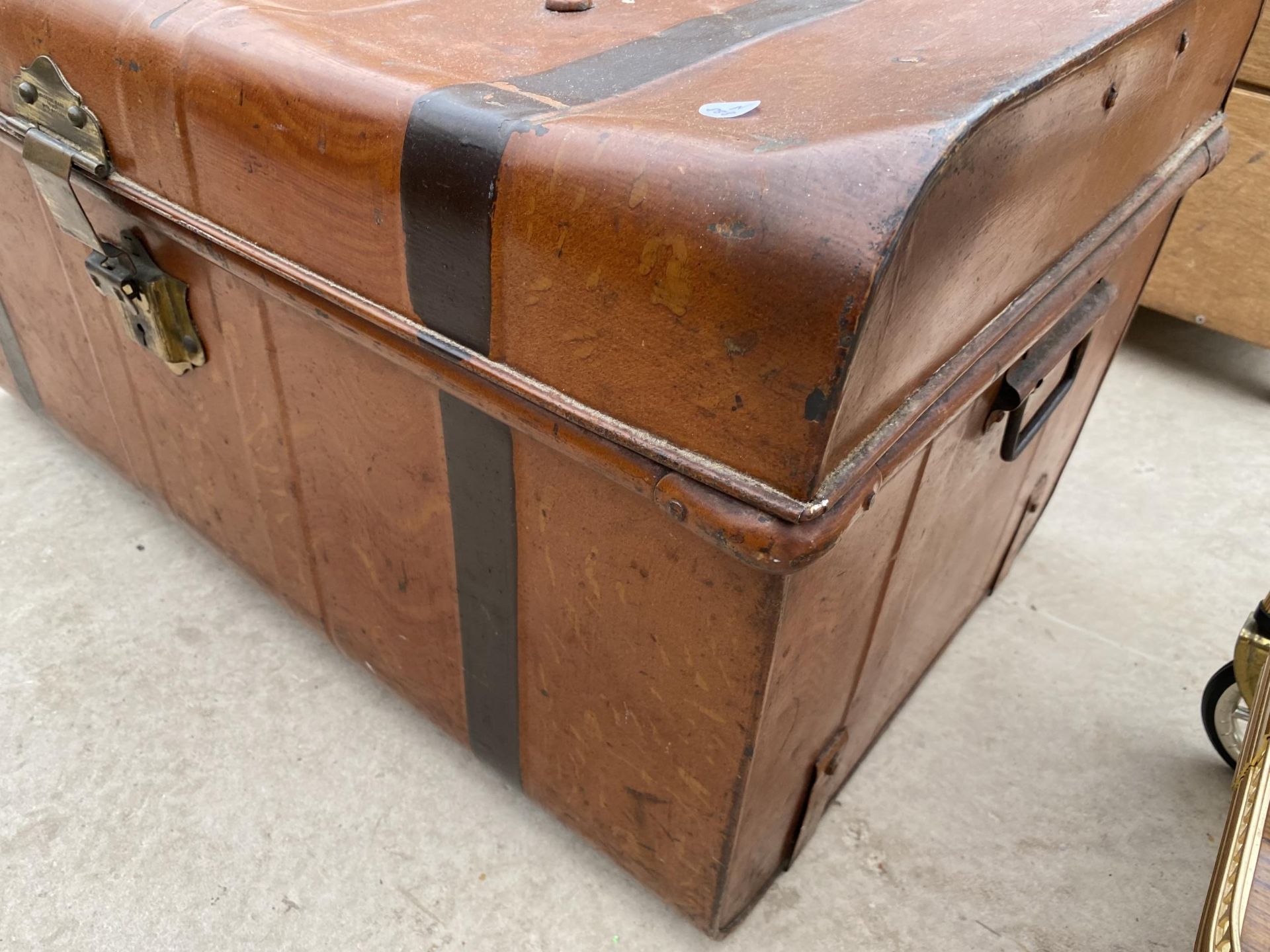 A VINTAGE METAL STORAGE TRUNK WITH TWO HANDLES AND CLASP - Image 2 of 3