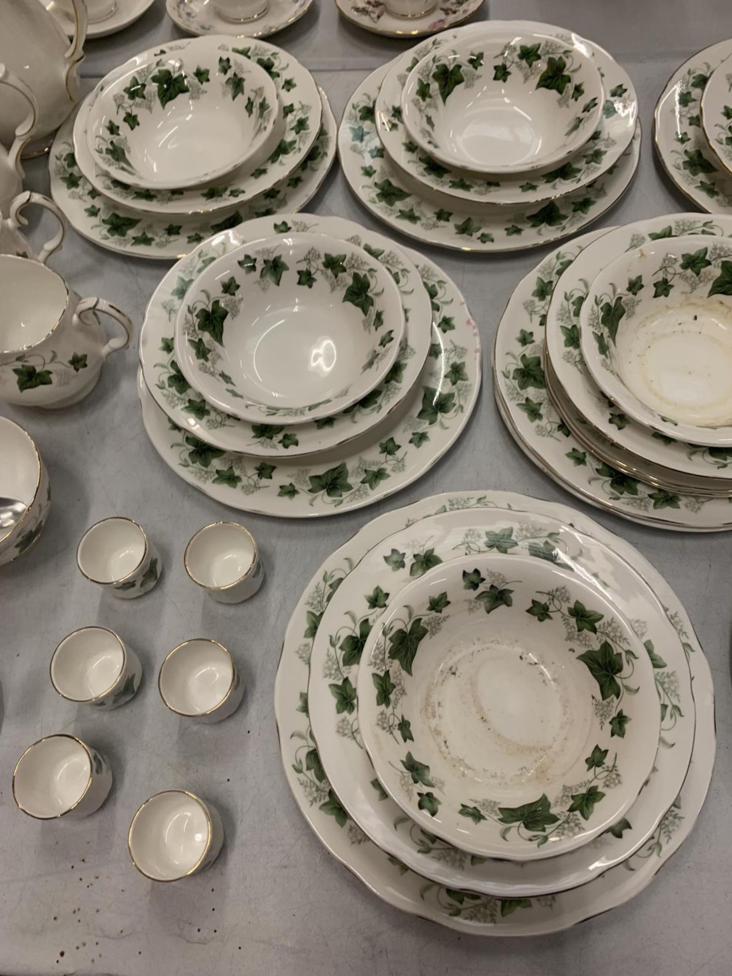 A LARGE COLLECTION OF DUCHESS FINE BONE CHINA 'IVY' TABLEWARE TO INCLUDE CUPS, SAUCERS, EGG CUPS, - Image 3 of 6