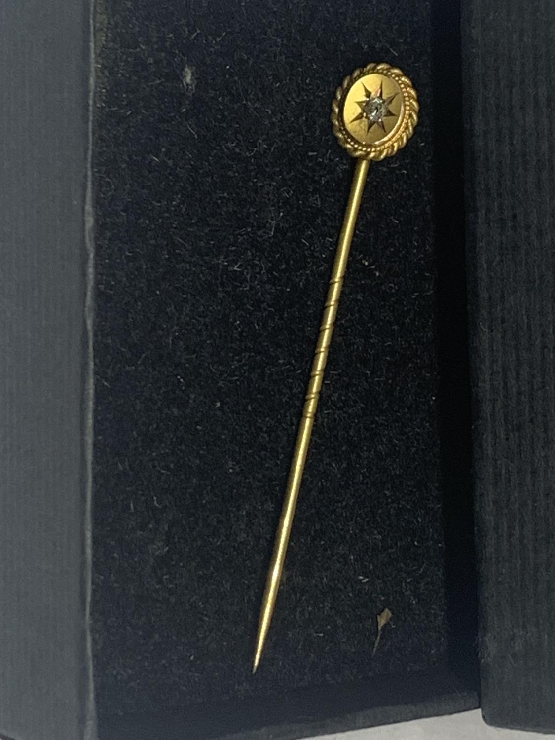 A 15 CARAT GOLD PIN BROOCH WITH A SOLITAIRE IN A PRESENTATION BOX