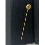 A 15 CARAT GOLD PIN BROOCH WITH A SOLITAIRE IN A PRESENTATION BOX
