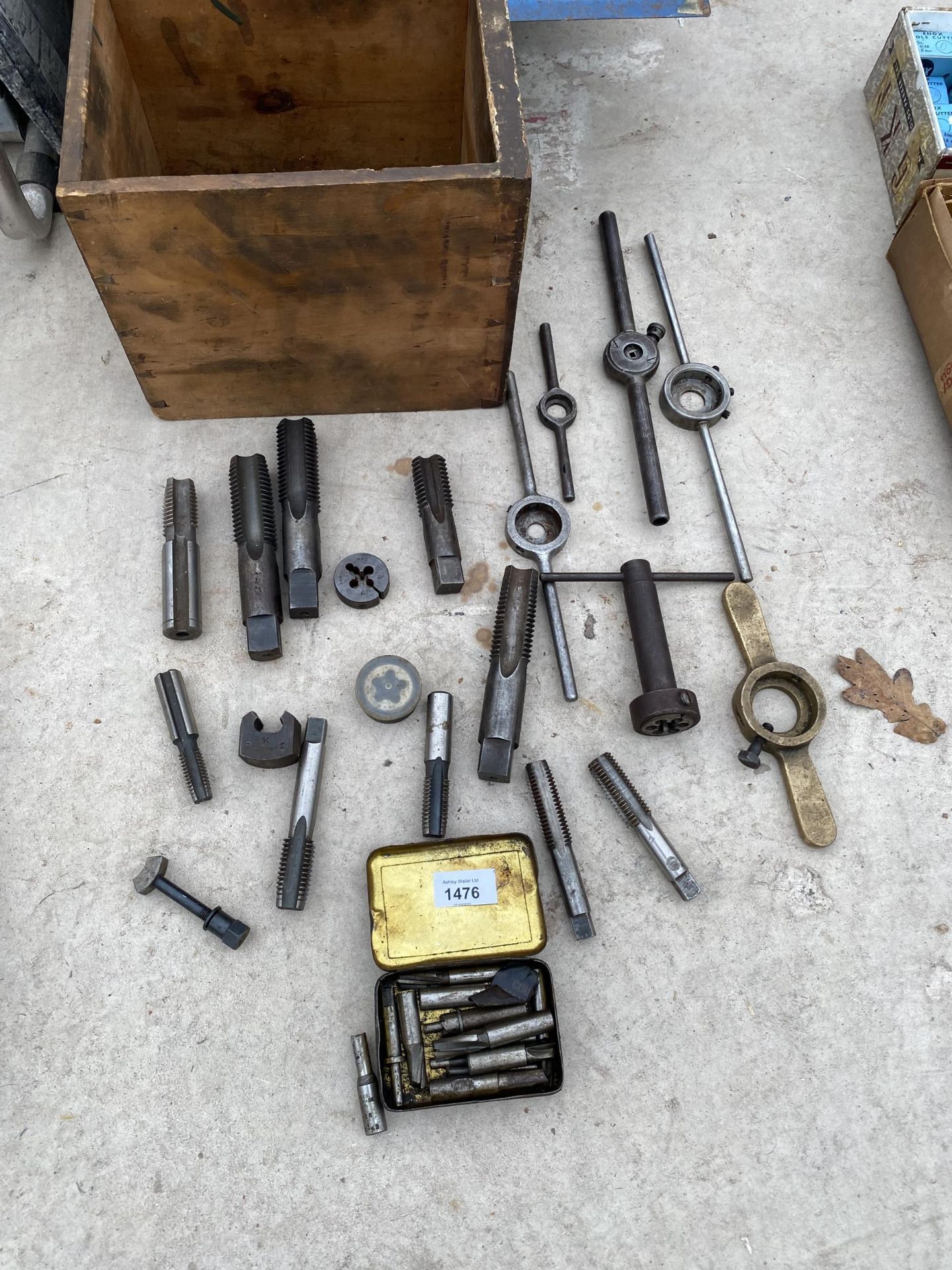 A LARGE QUANTITY OF TAP AND DIE BITS