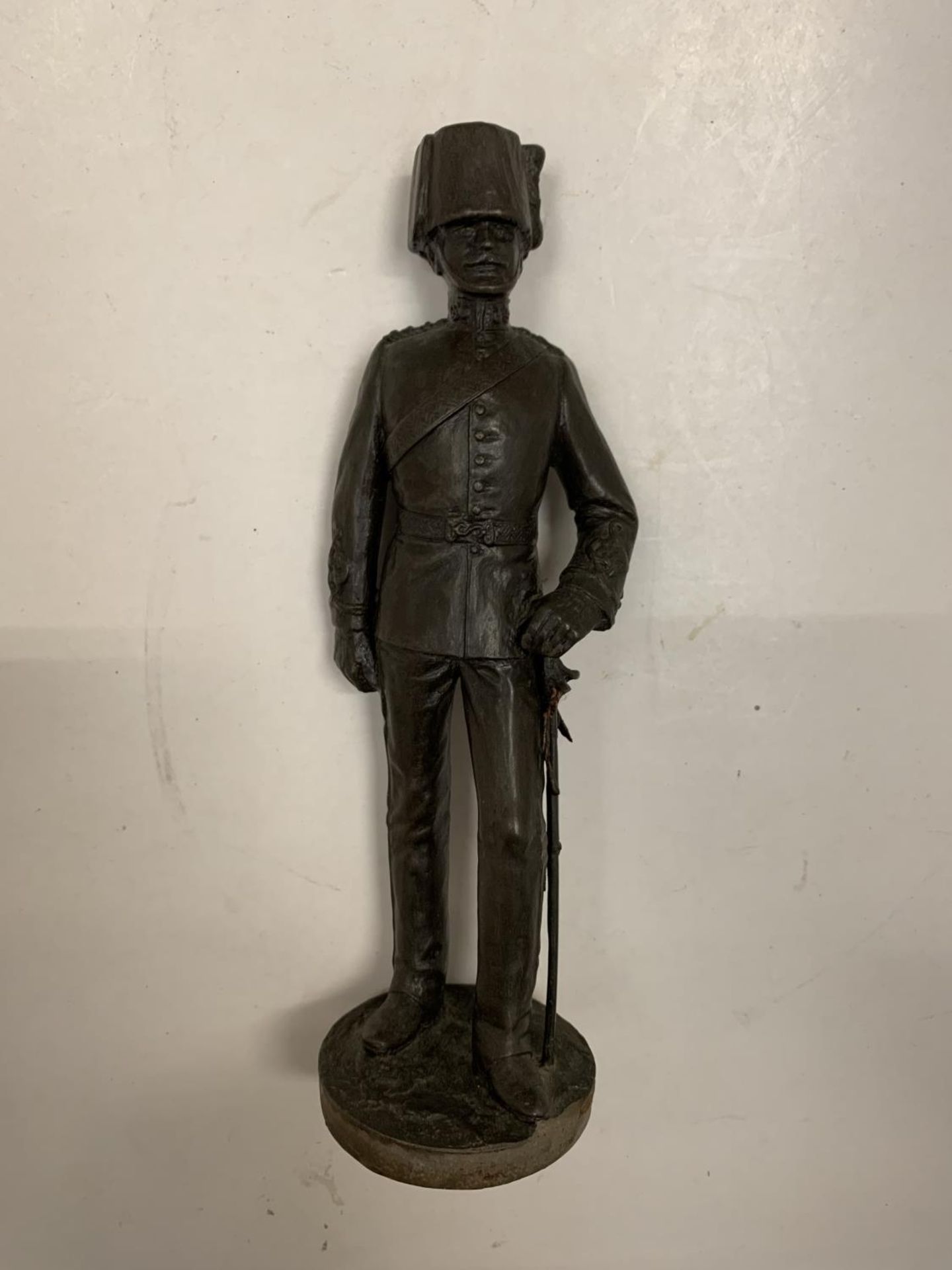 A BRONZE ARTILLARY SOLIDER FIGURINE