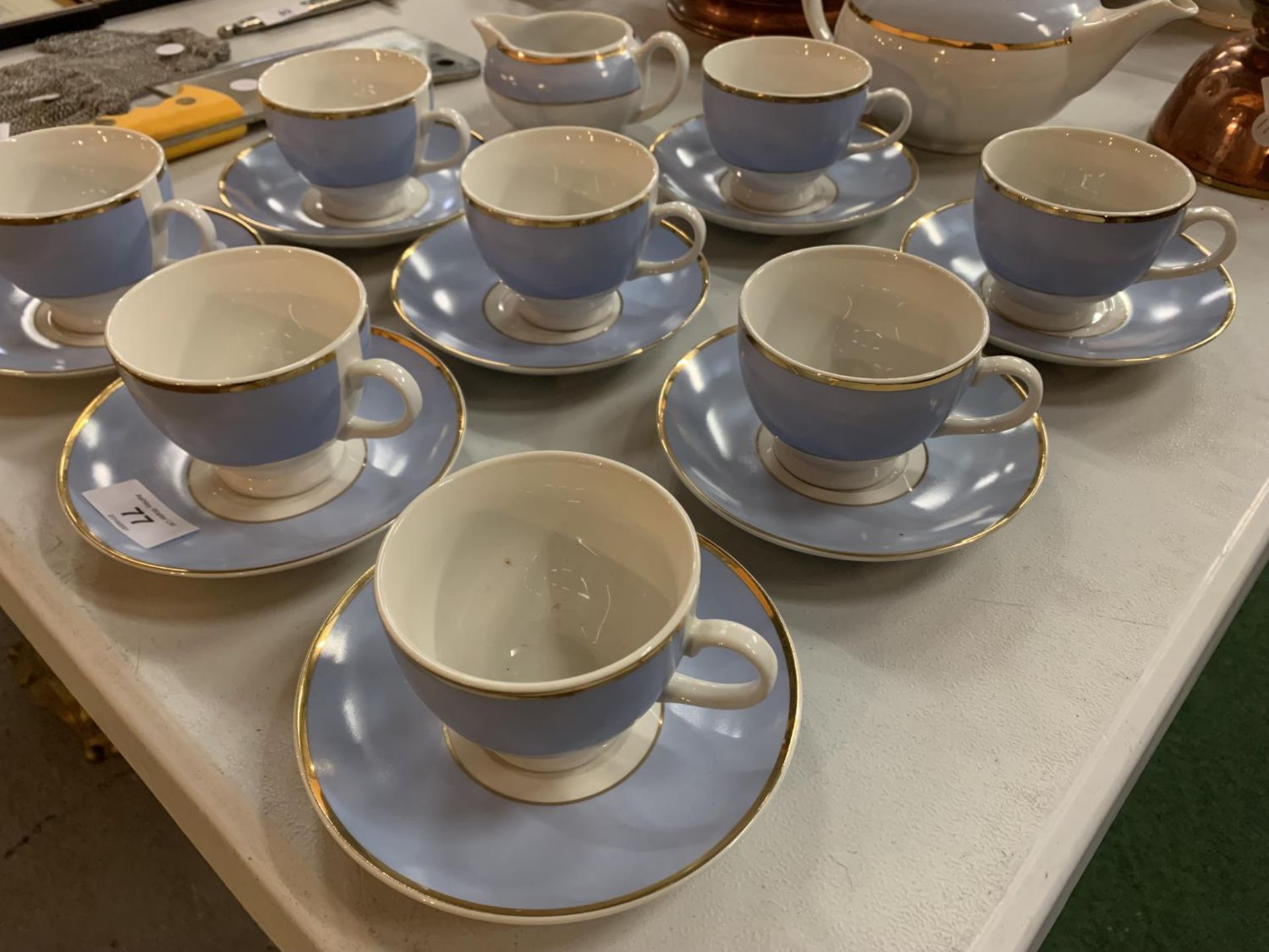 A ROYAL DOULTON EIGHTEEN PIECE PART TEASET TO INCLUDE CUPS, SAUCERS, CREAM JUG AND A TEAPOT - Image 3 of 5